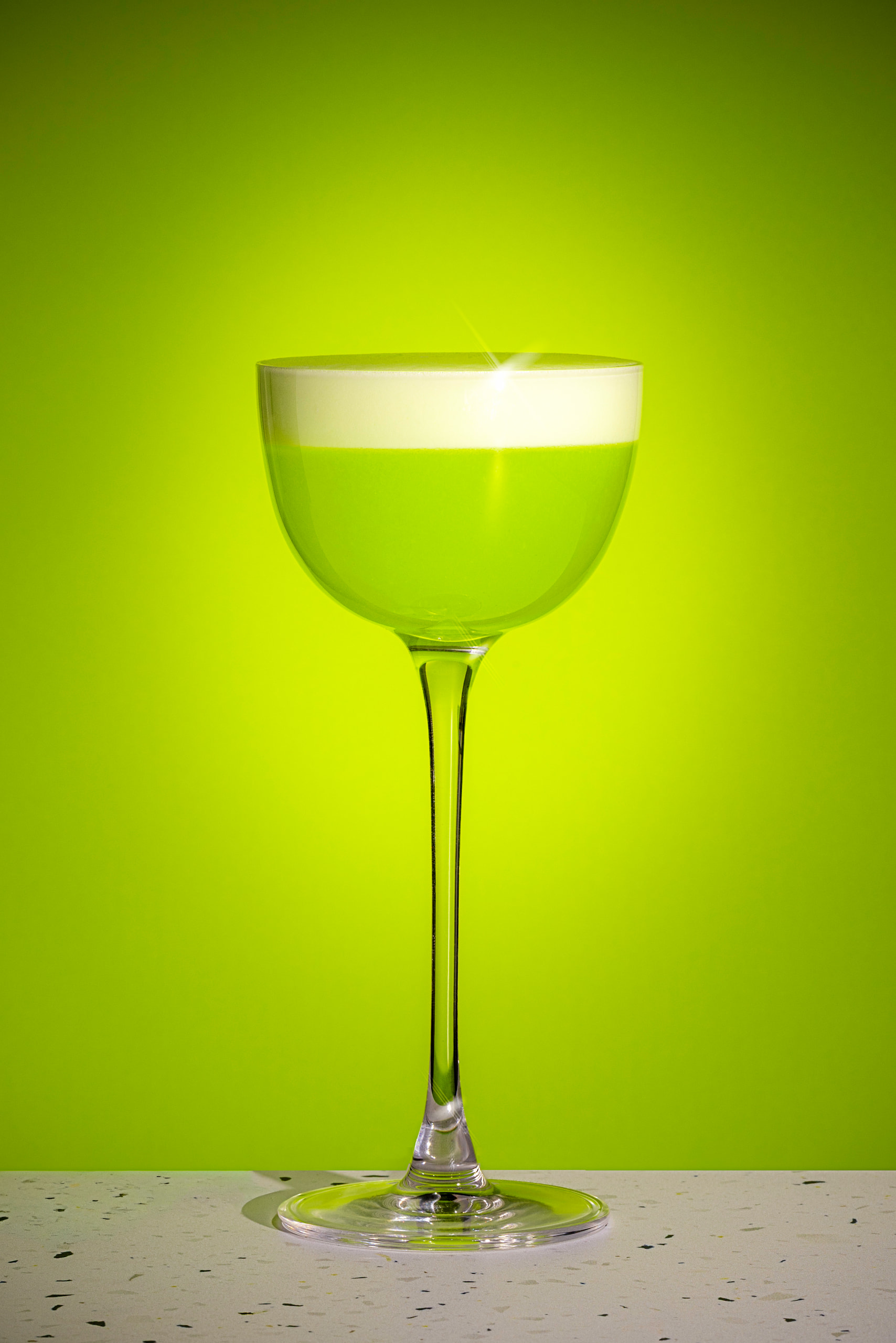 Midori Sour maison avec mousse de blanc d'oeuf servi dans un verre givré
