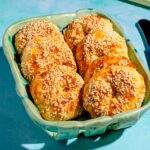 Mini-bagels aux graines de sésame à la friteuse à air