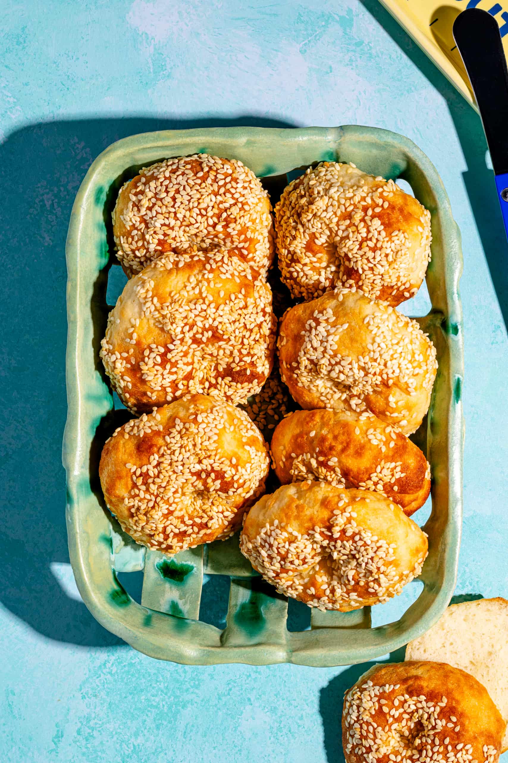 Mini-bagels aux graines de sésame faits maison cuits à la friteuse à air