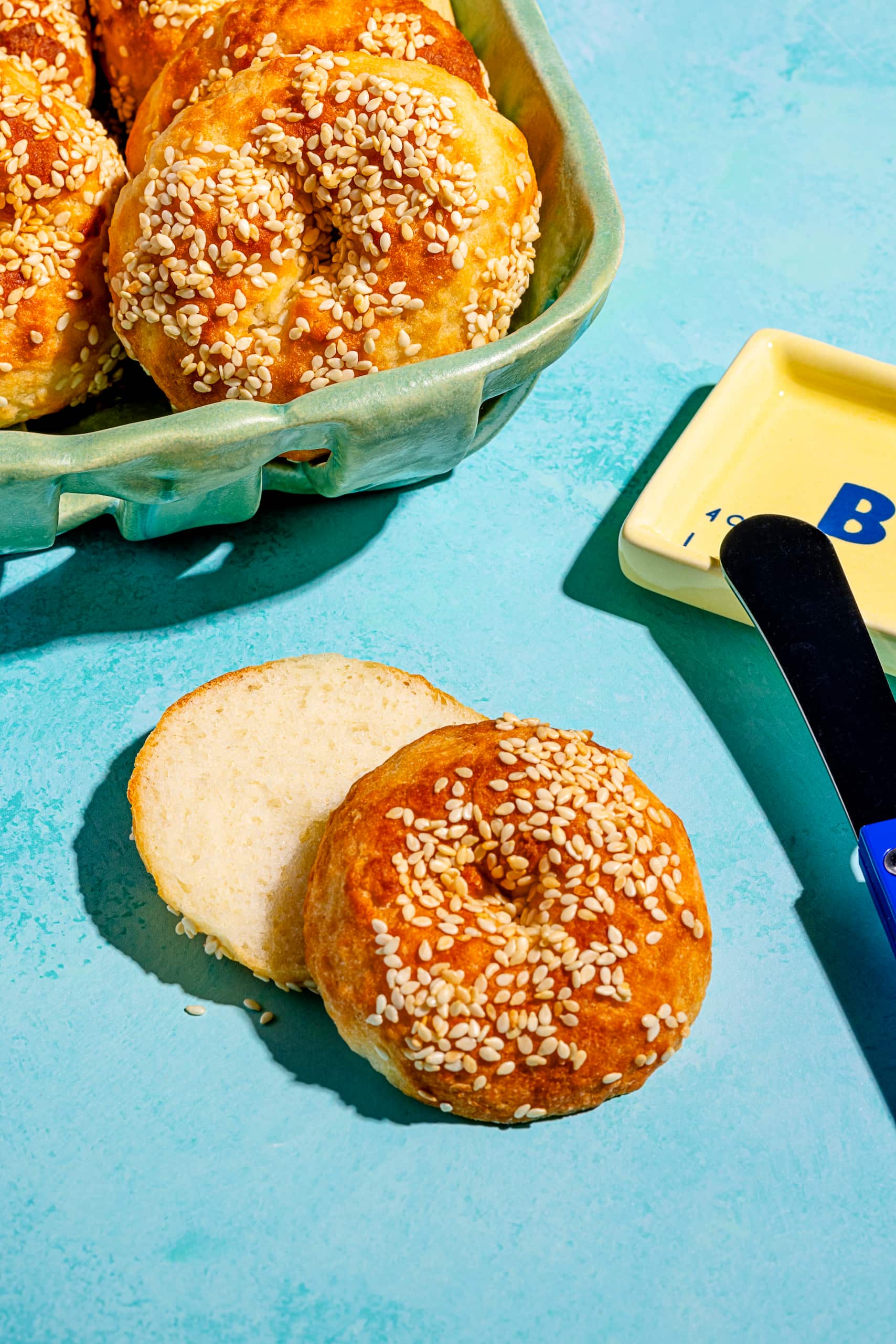 Mini-bagels aux graines de sésame faits maison cuits à la friteuse à air