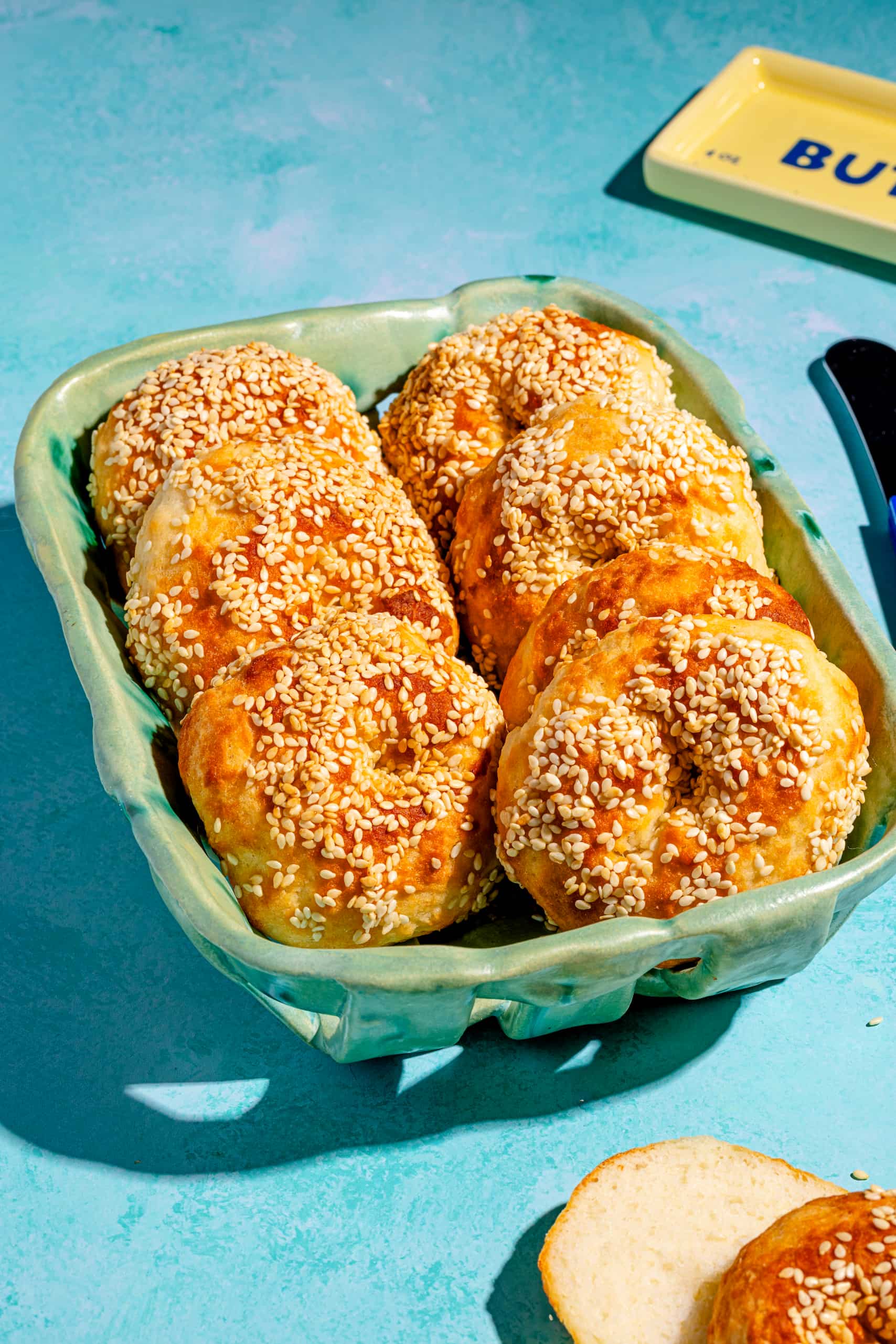 Mini-bagels aux graines de sésame faits maison cuits à la friteuse à air