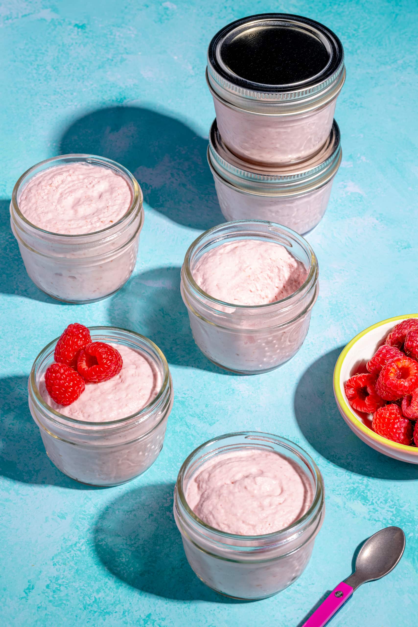 Mousse aux framboises facile servie en verres individuels avec framboises fraîches