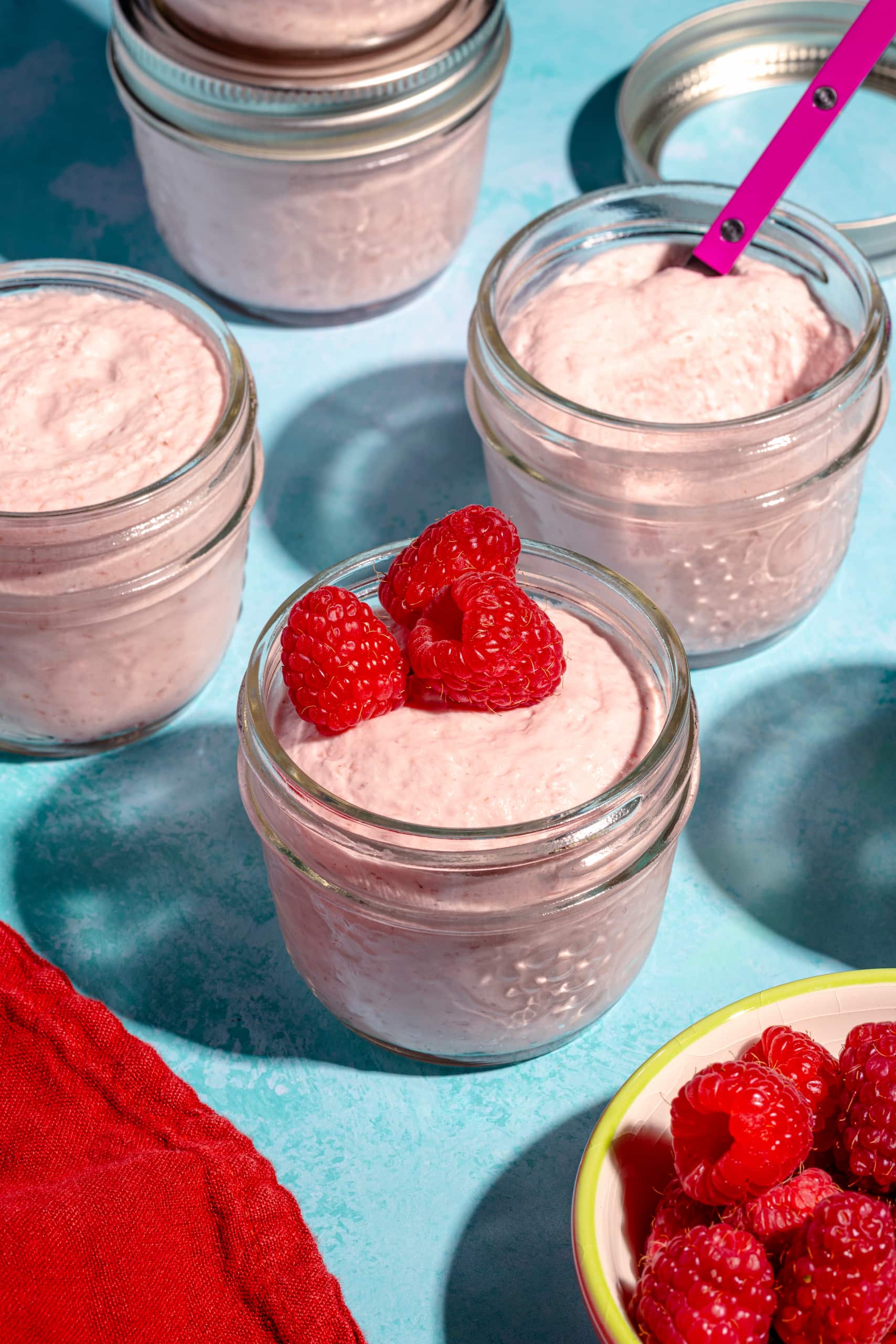 Mousse aux framboises facile servie en verres individuels avec framboises fraîches