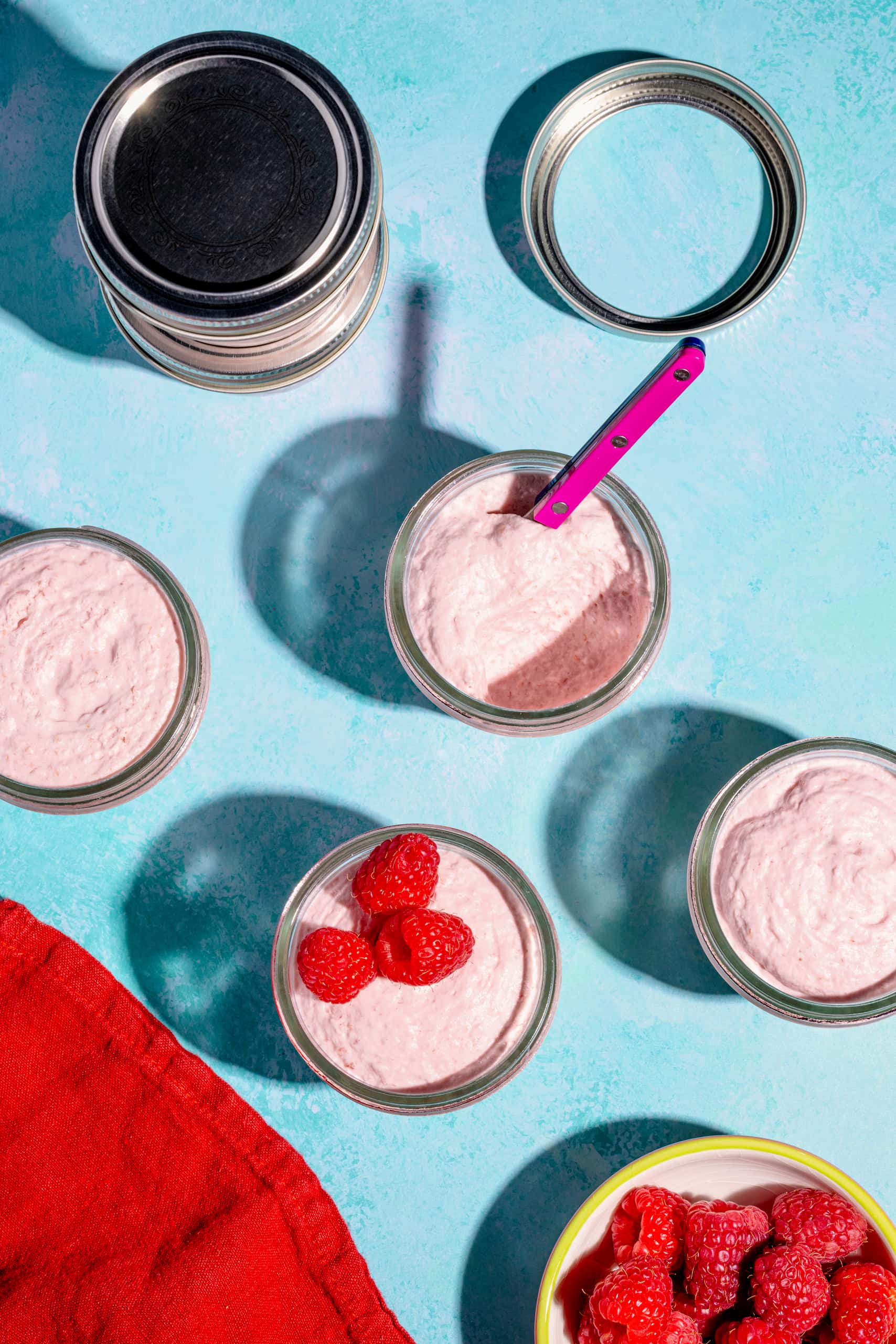 Mousse aux framboises facile servie en verres individuels avec framboises fraîches