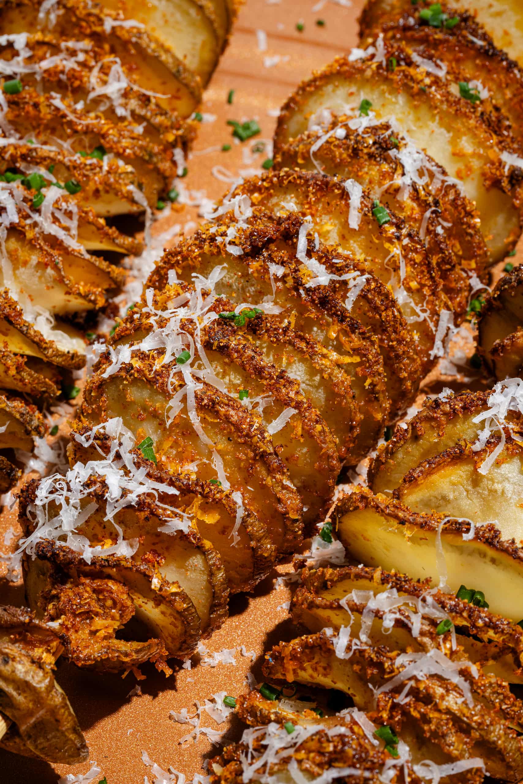 Patates spirales croustillantes au parmesan et à la ciboulette servies sur brochette