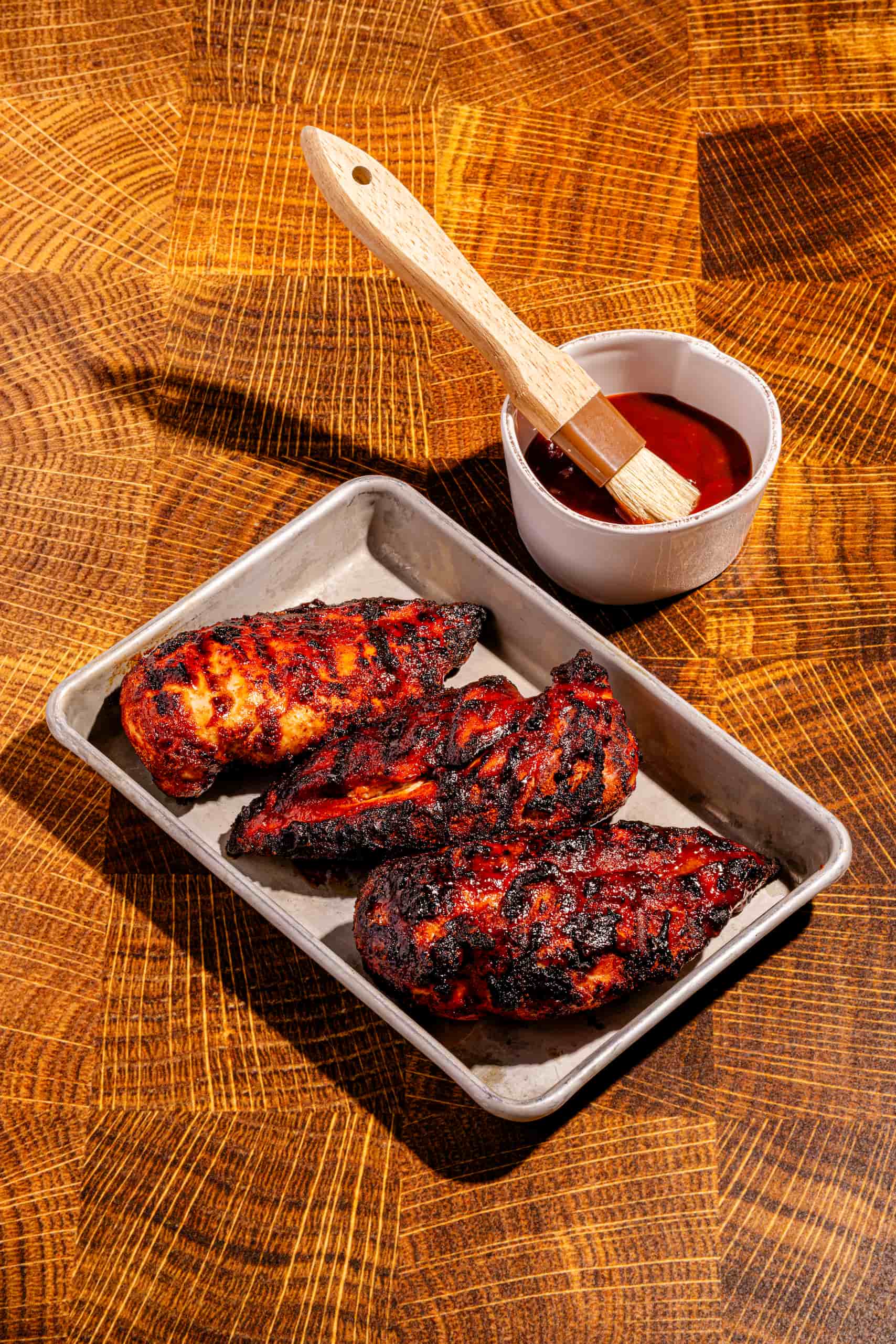 Poitrines de poulet sur le BBQ glacées à la sauce barbecue maison et grillées