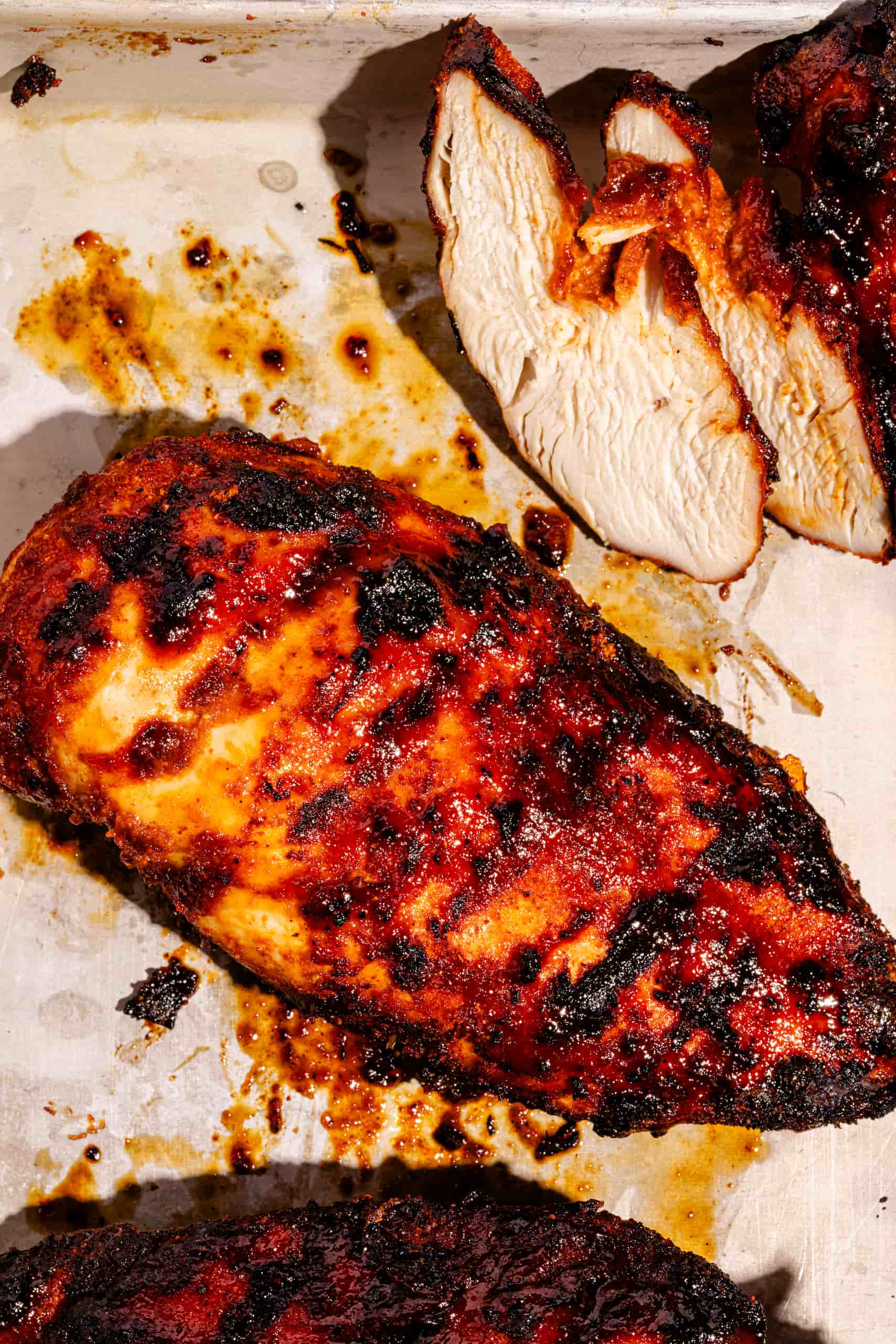Poitrines de poulet sur le BBQ glacées à la sauce barbecue maison et grillées