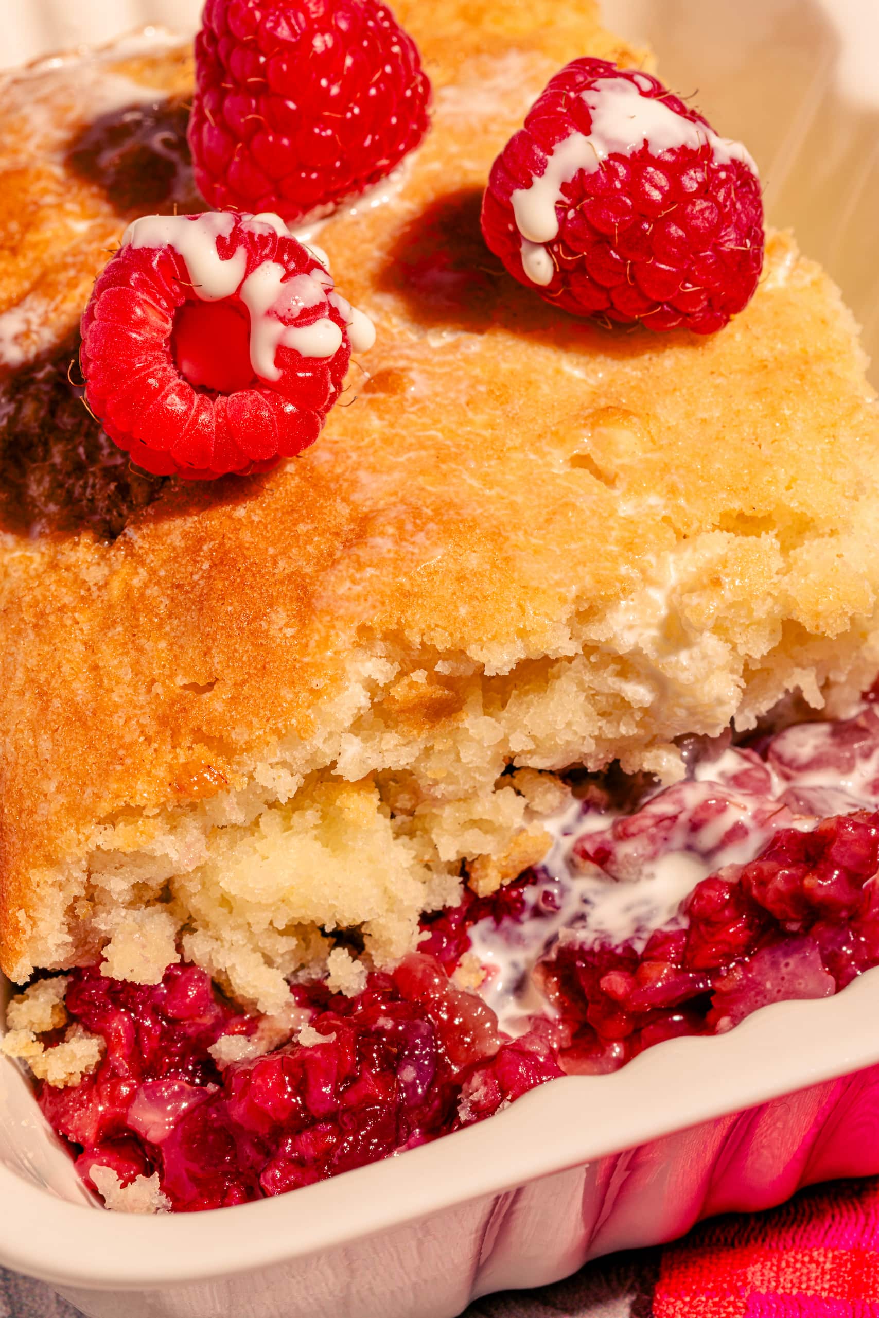 Pouding aux framboises de grand-maman chaud sorti du four, recette maison facile