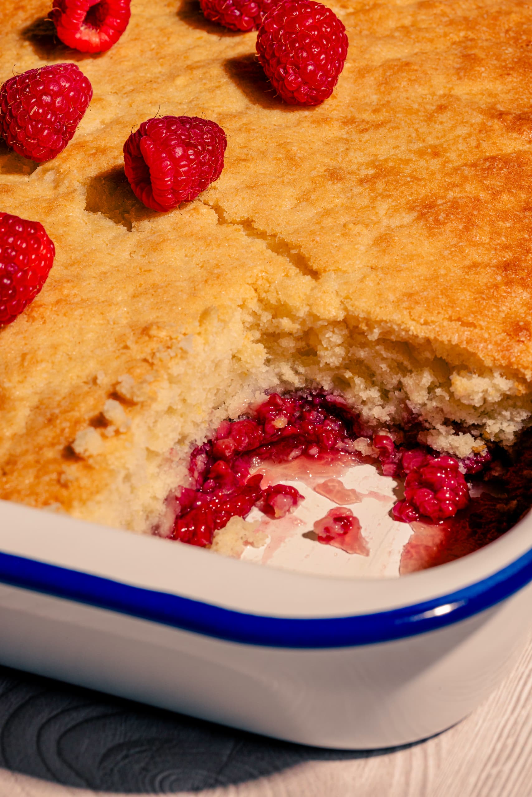 Pouding aux framboises de grand-maman chaud sorti du four, recette maison facile