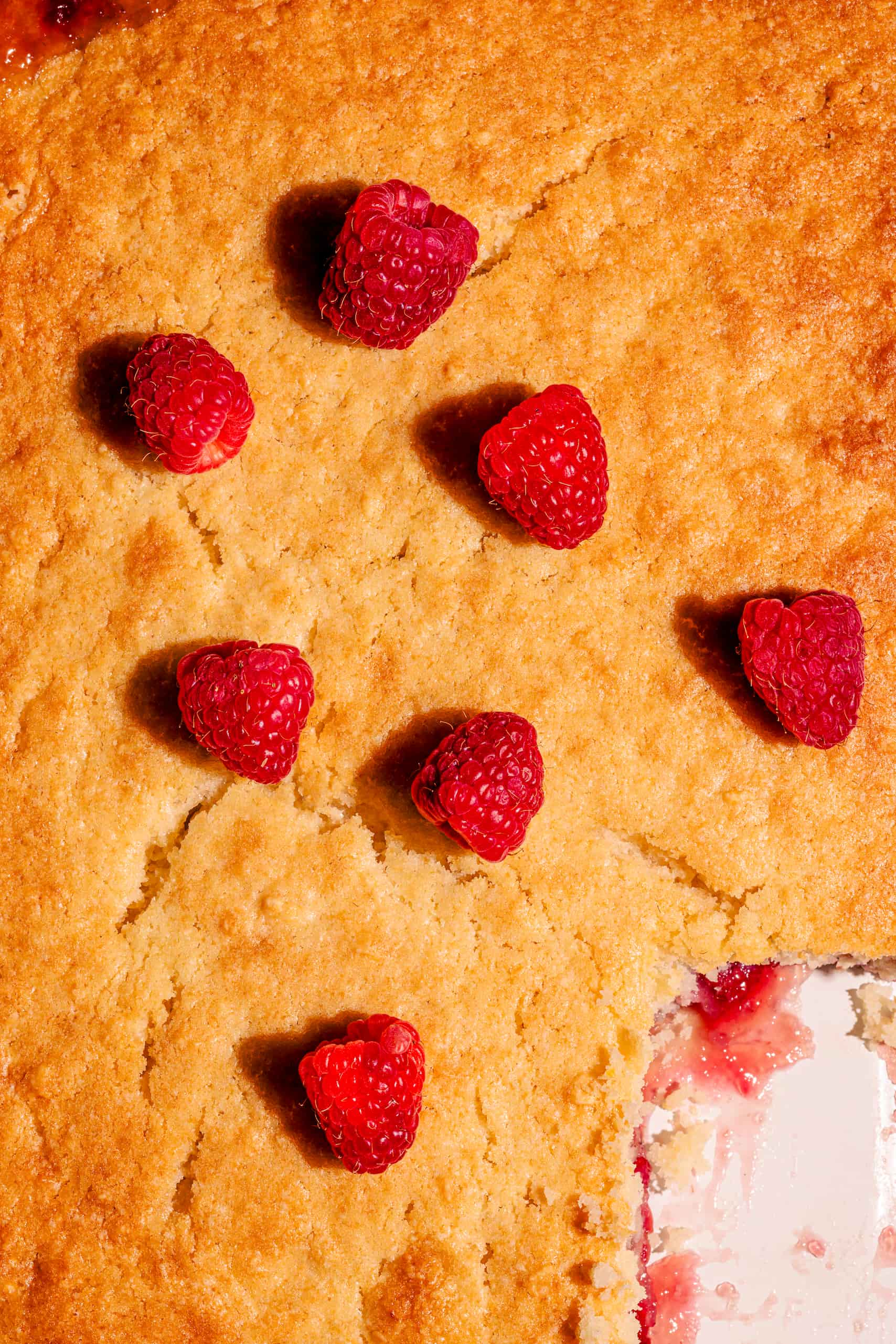 Pouding aux framboises de grand-maman chaud sorti du four, recette maison facile