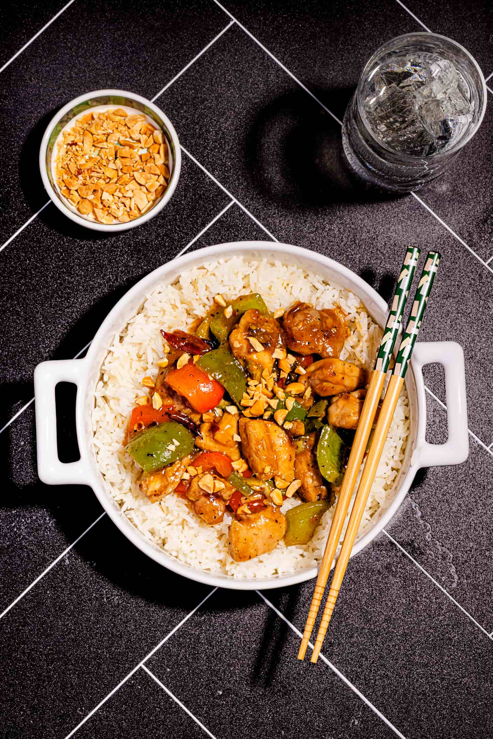 Poulet kung pao maison aux arachides et légumes croquants dans un wok