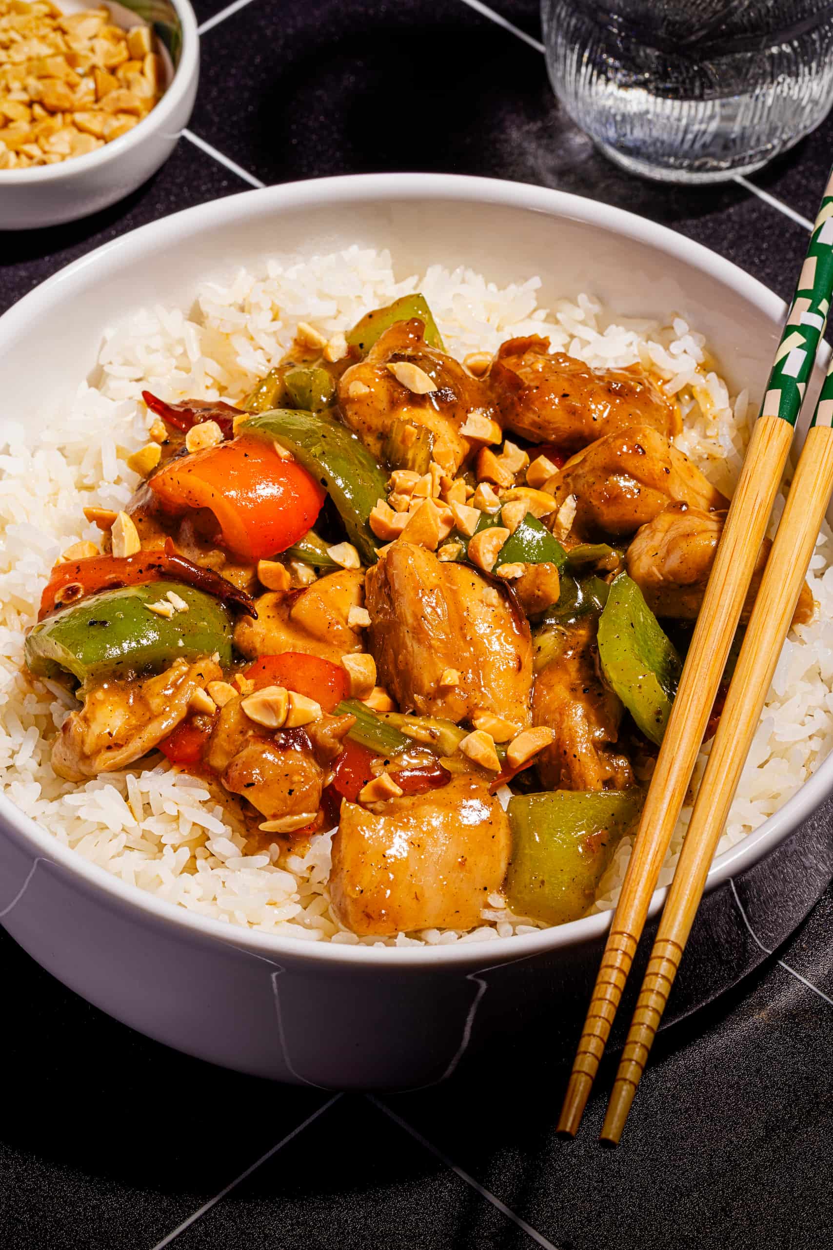 Poulet kung pao maison aux arachides et légumes croquants dans un wok
