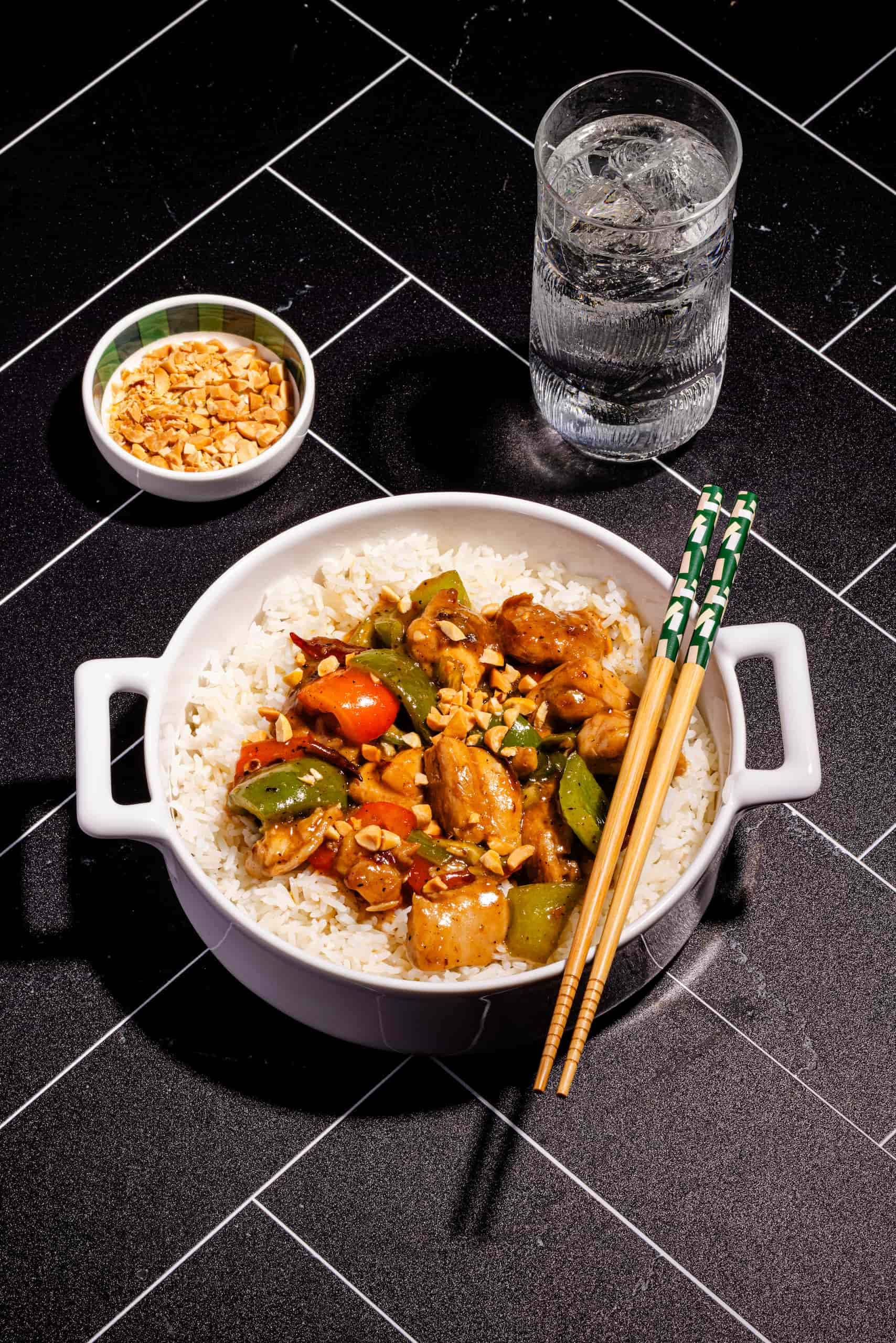 Poulet kung pao maison aux arachides et légumes croquants dans un wok