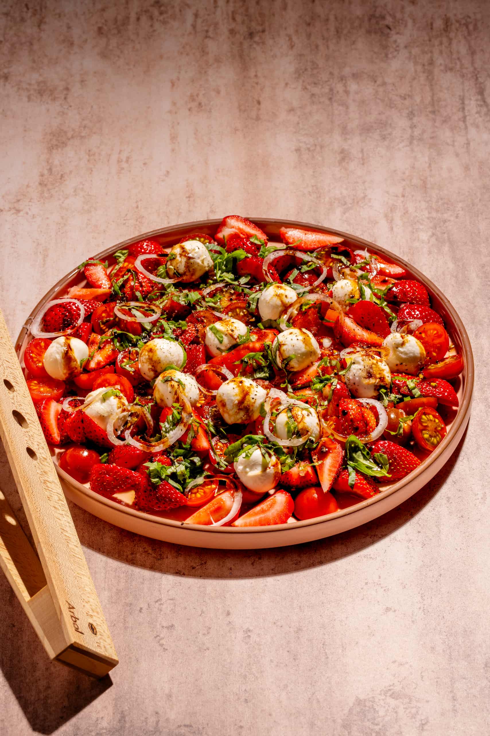Salade de bocconcinis avec fraises et tomates cerises, entrée estivale fraîche et colorée