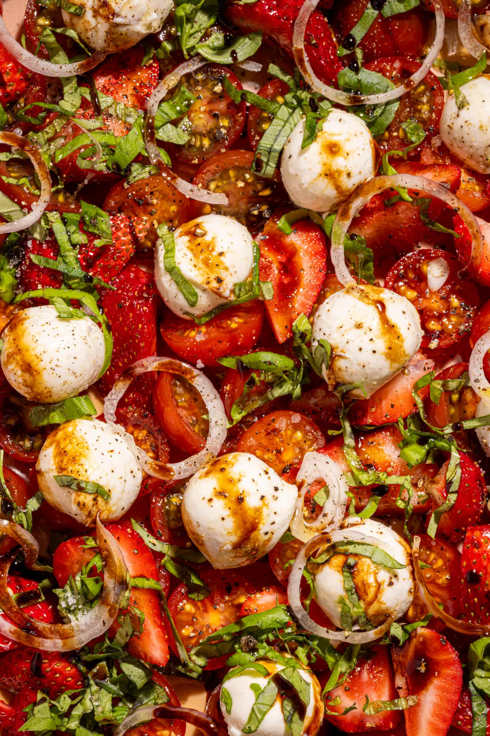 Salade de bocconcinis avec fraises et tomates cerises, entrée estivale fraîche et colorée