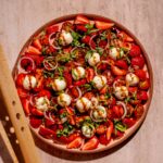 Salade de bocconcinis avec fraises et tomates cerises