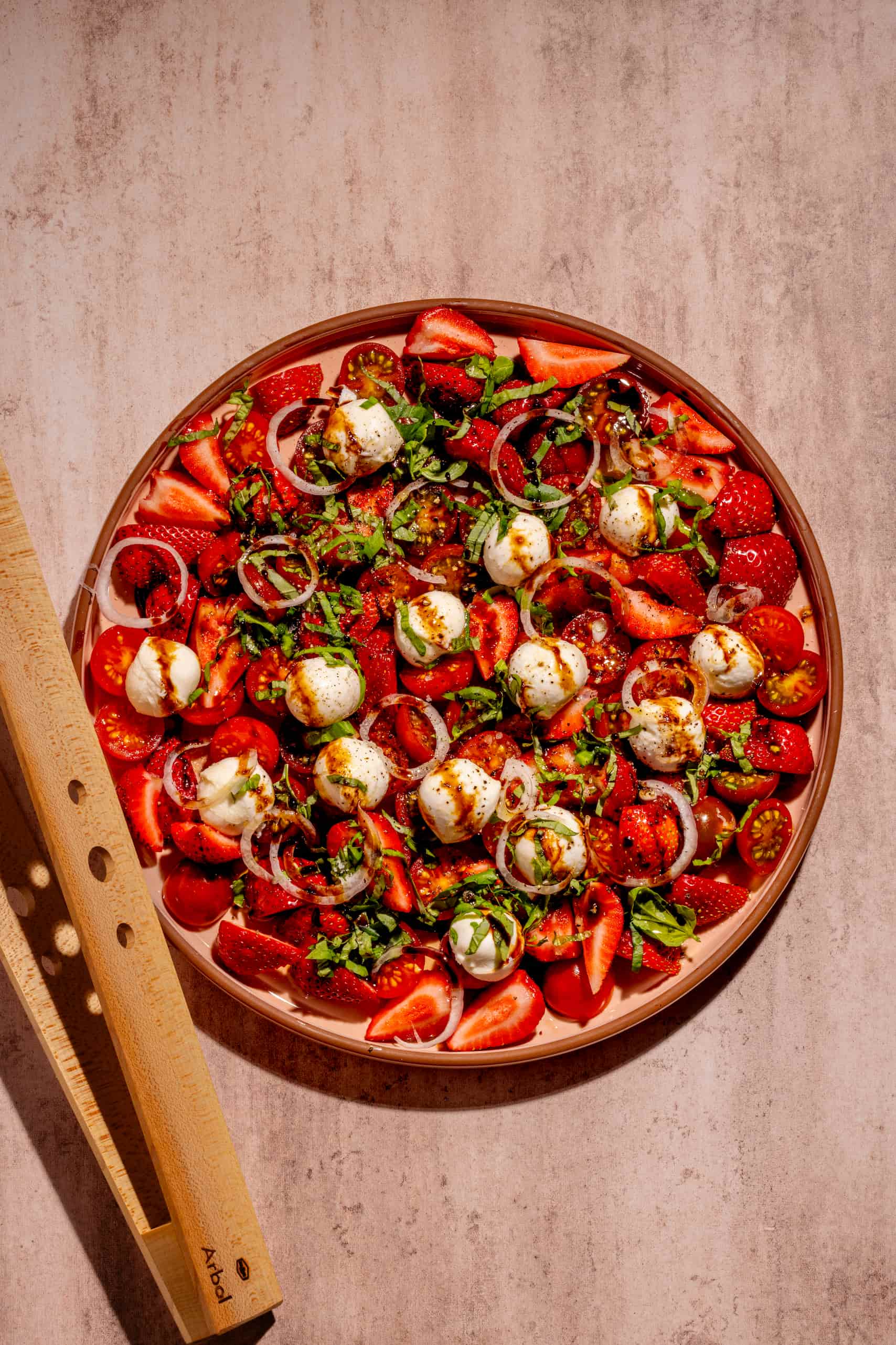 Salade de bocconcinis avec fraises et tomates cerises, entrée estivale fraîche et colorée
