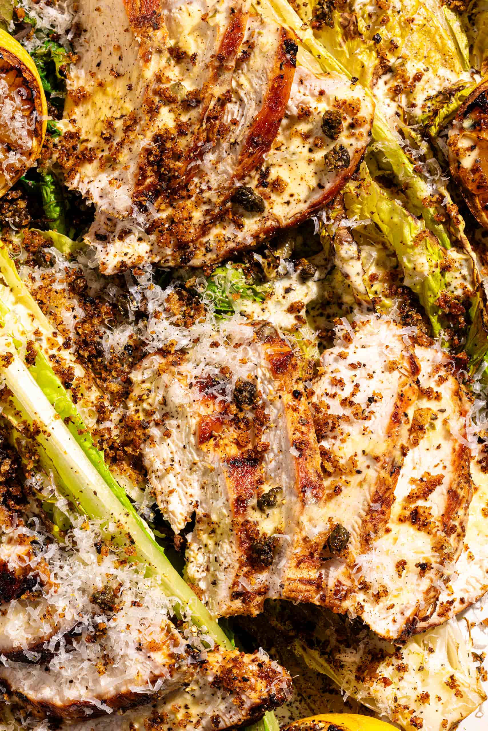 Salade César grillée avec poitrine de dindon sur un plateau de service au barbecue