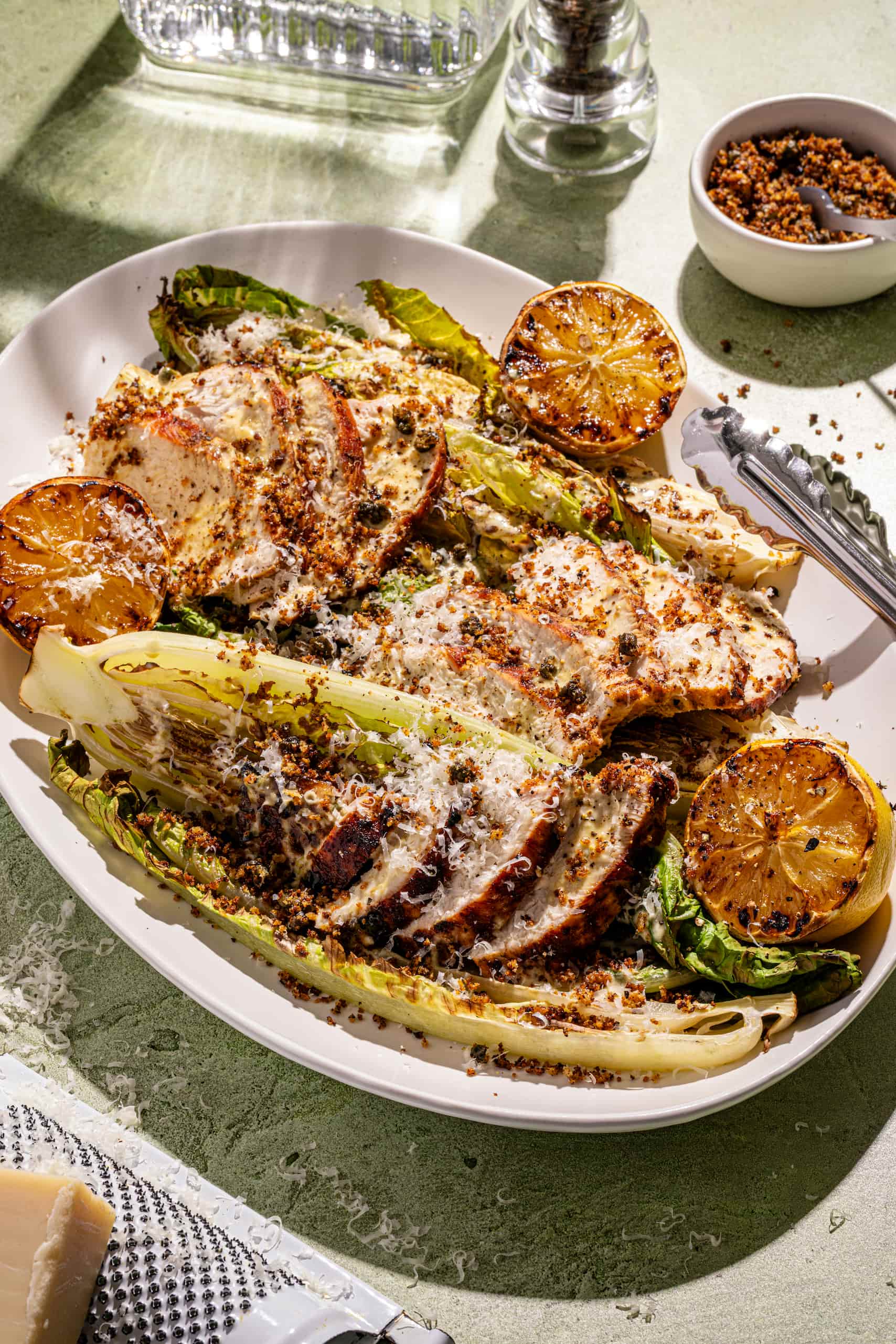 Salade César grillée avec poitrine de dindon sur un plateau de service au barbecue