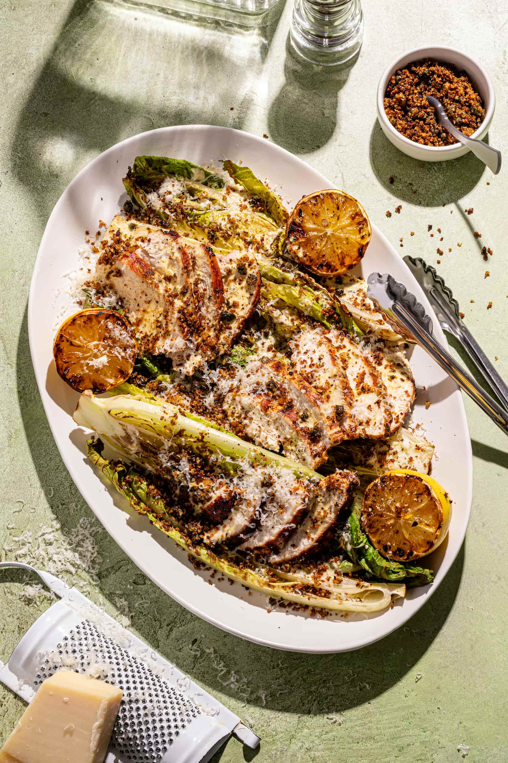Salade César grillée avec poitrine de dindon sur un plateau de service au barbecue