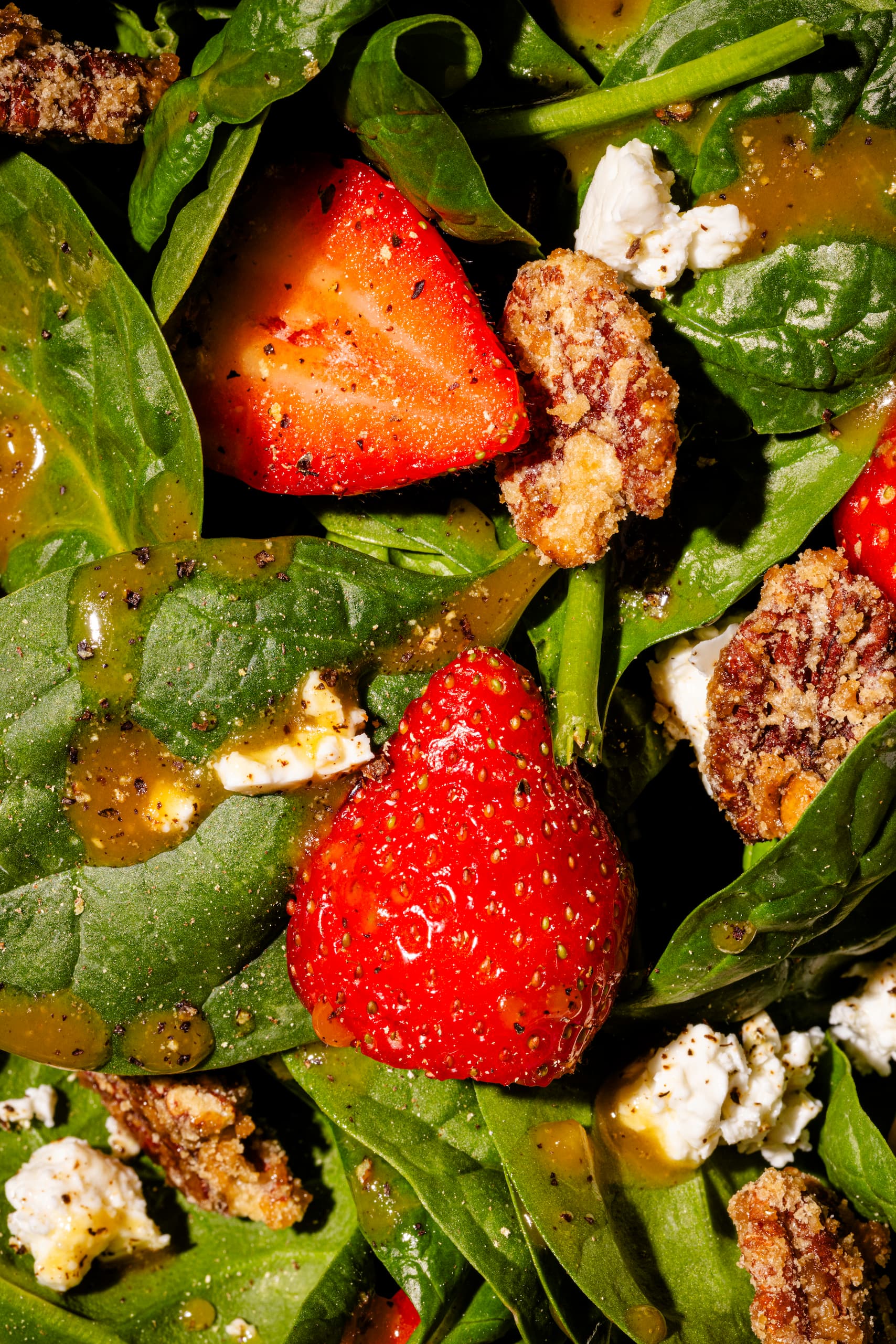 Salade aux épinards avec fraises, feta et pacanes sablées maison