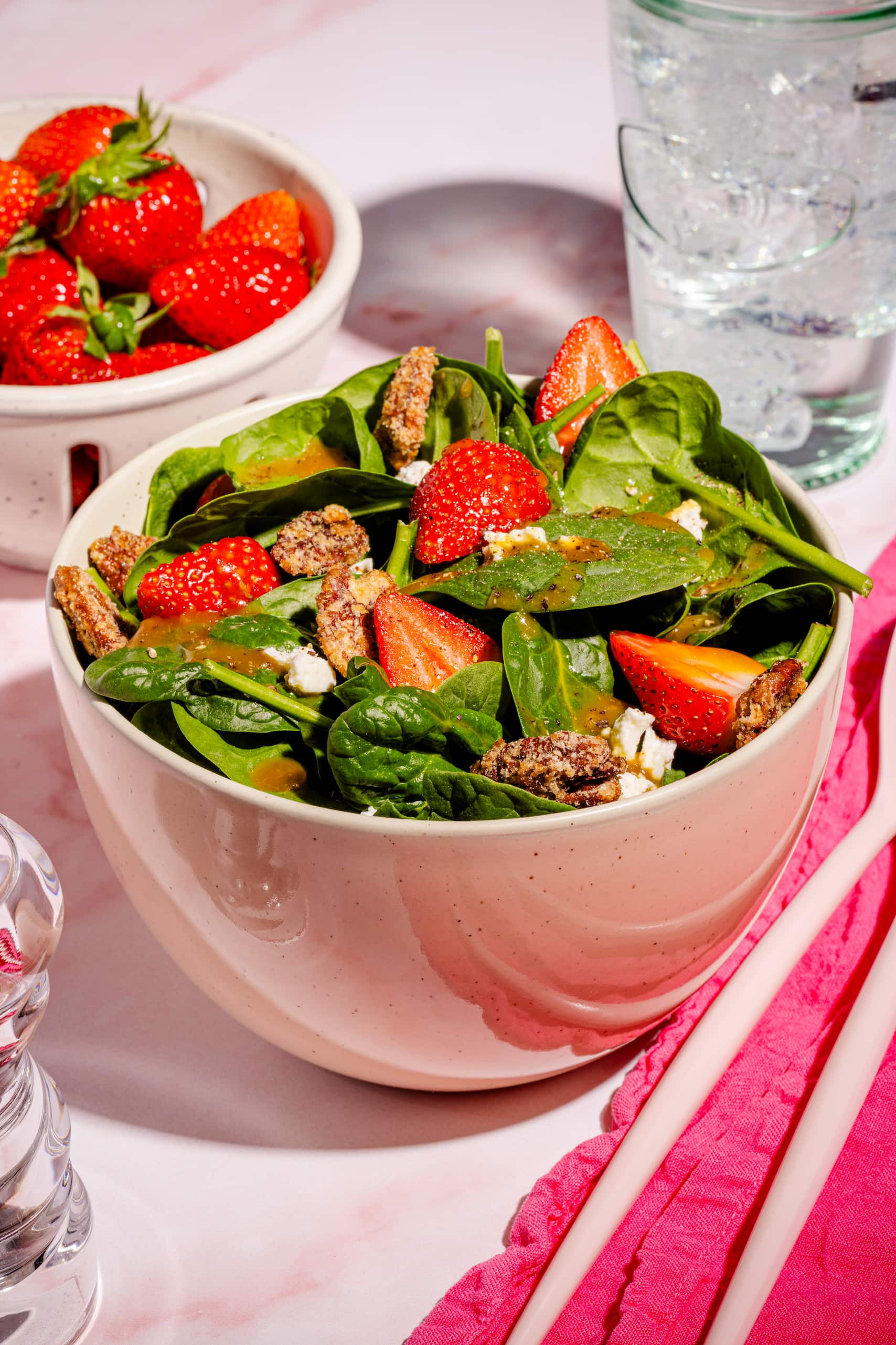 Salade aux épinards avec fraises, feta et pacanes sablées maison