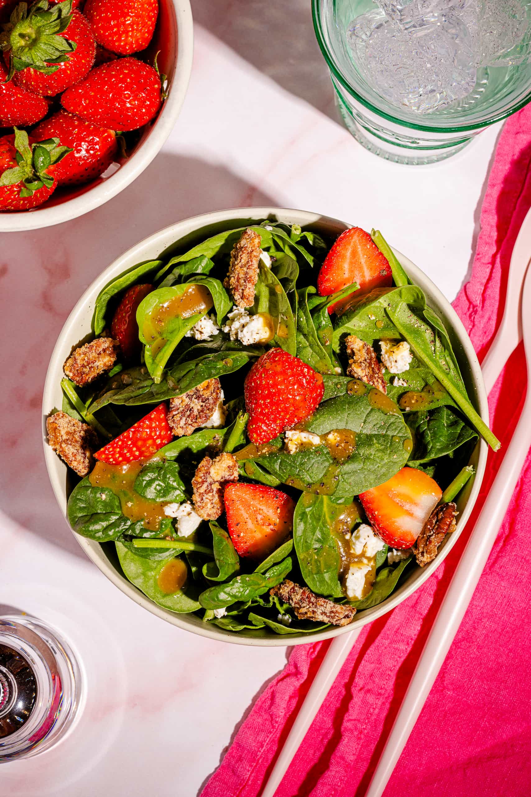 Salade aux épinards avec fraises, feta et pacanes sablées maison