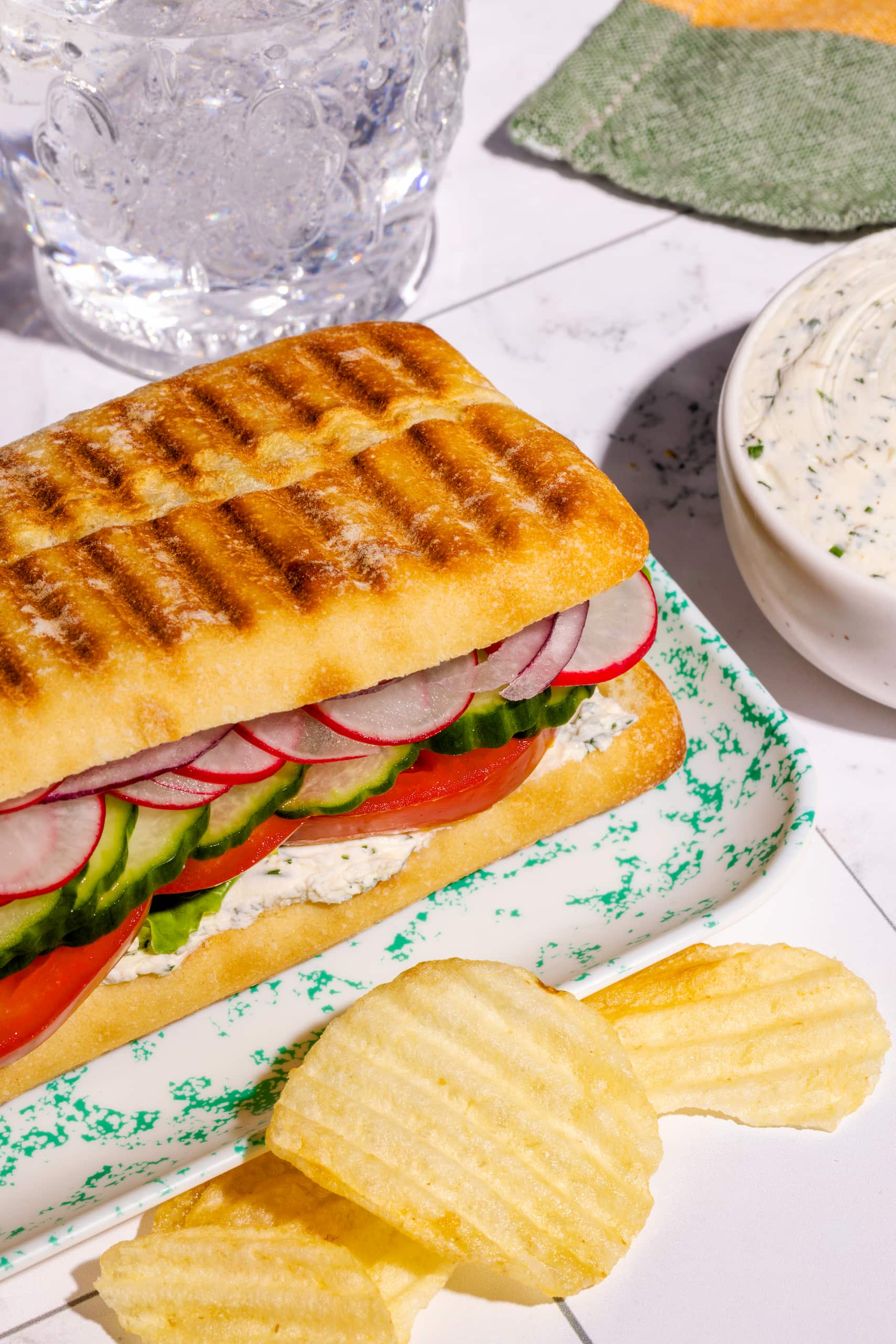 Sandwich végétarien aux légumes sur ciabatta grillé avec fromage à la crème fines herbes maison et légumes frais