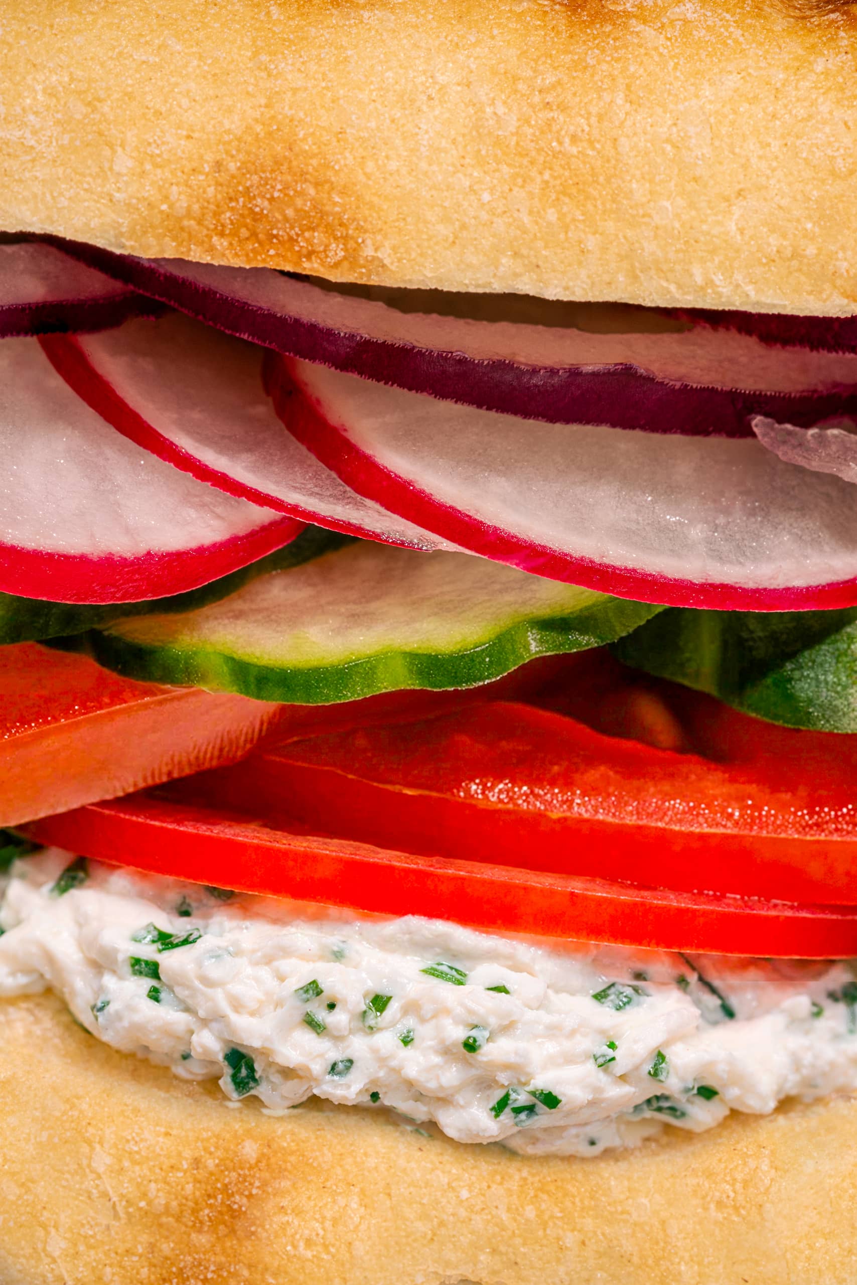 Sandwich végétarien aux légumes sur ciabatta grillé avec fromage à la crème fines herbes maison et légumes frais