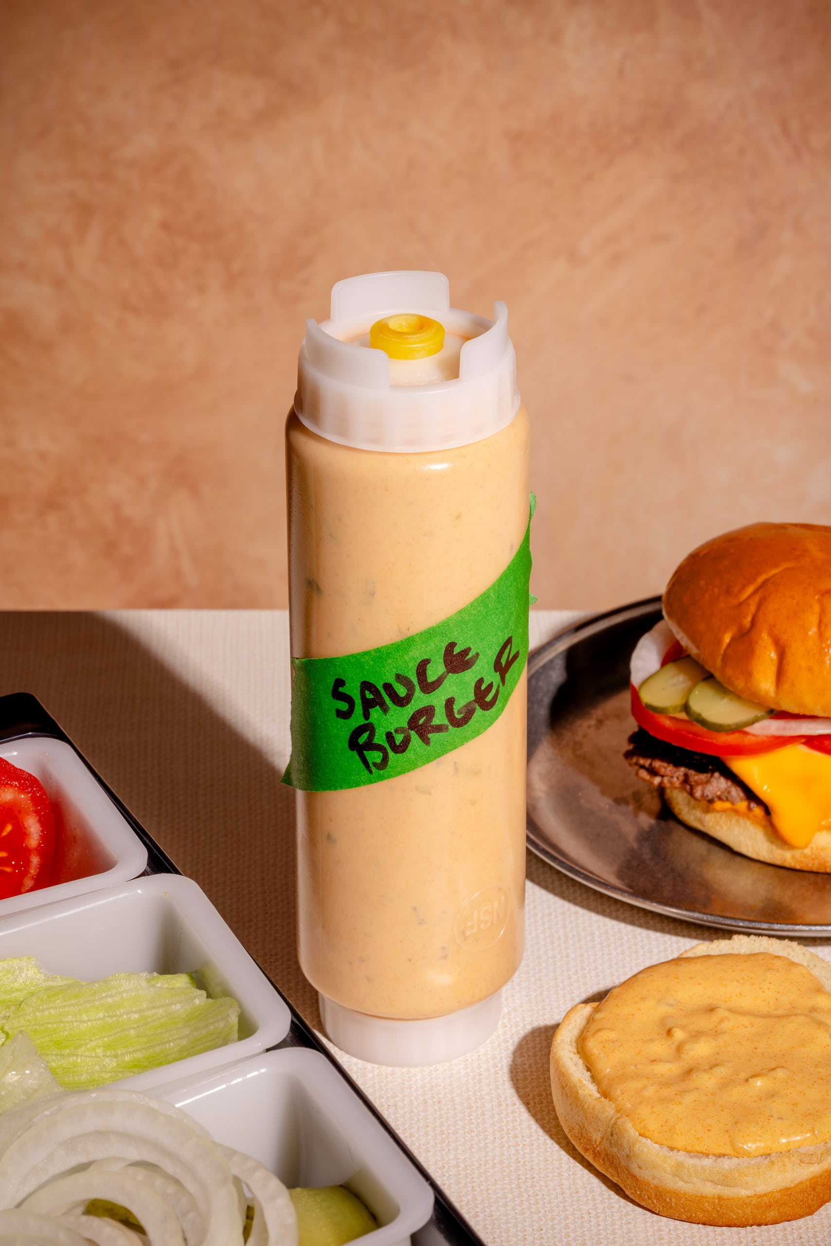 Sauce à hamburger maison crémeuse pour accompagner des burgers