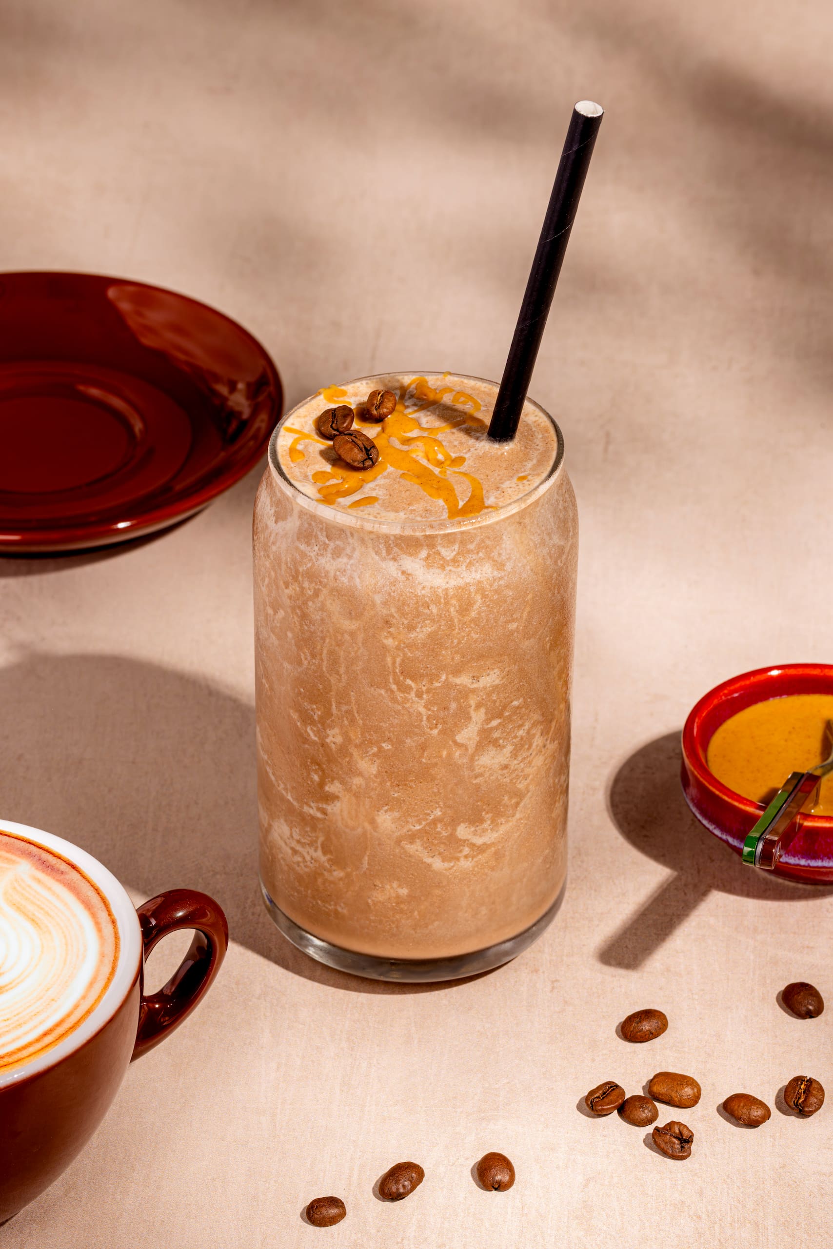 Smoothie au café crémeux avec filet de beurre d'arachide, façon café glacé maison