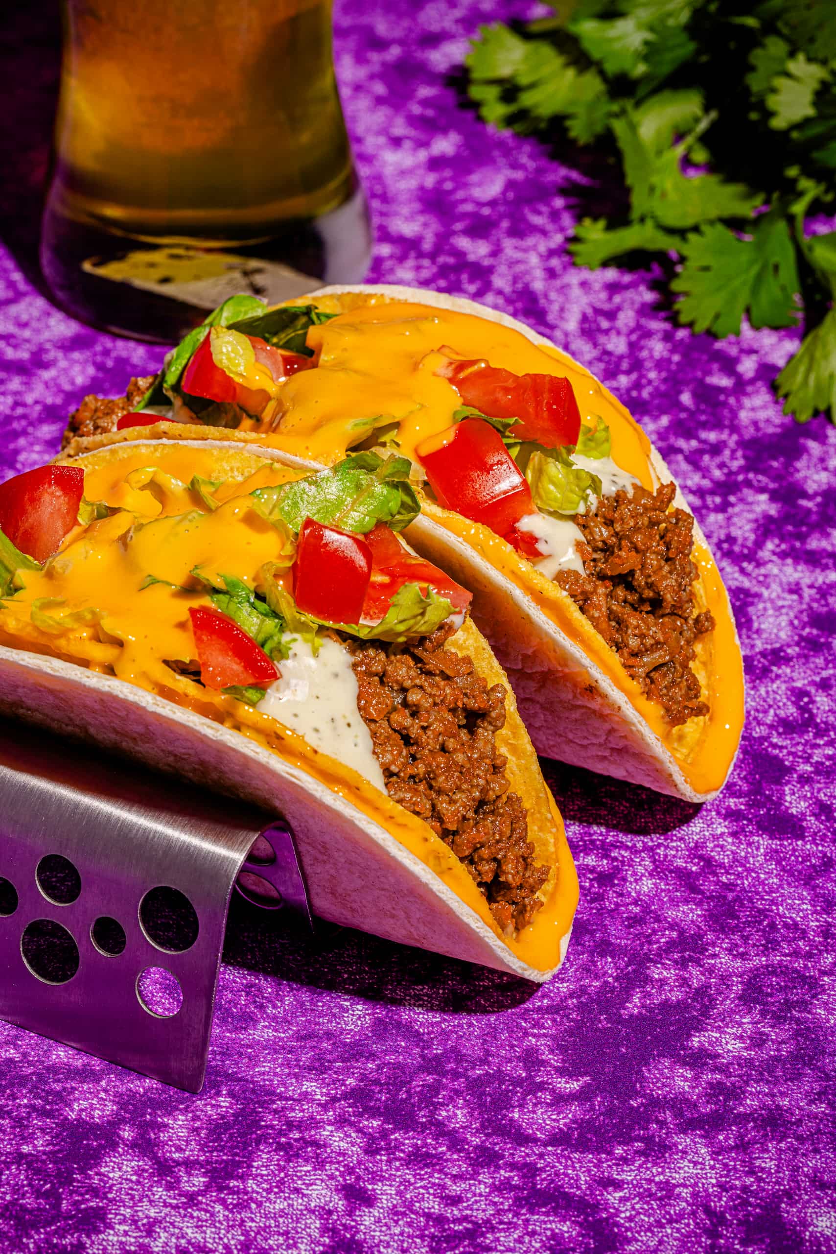 Tacos style Double Decker maison avec coquille croustillante, tortilla souple et sauce à la coriandre
