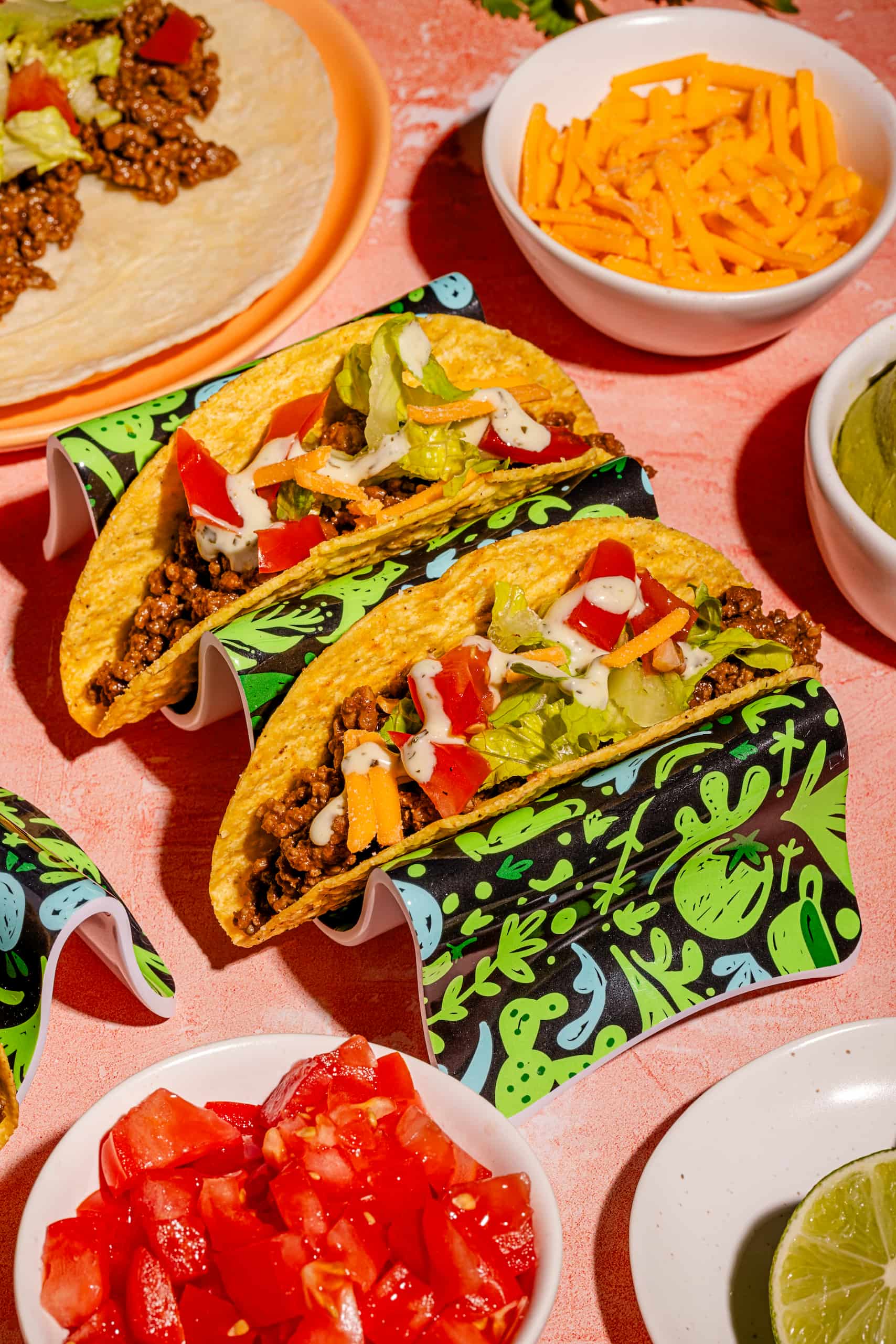 Tacos au boeuf haché garnis de cheddar, laitue, tomates, crème sure et guacamole maison
