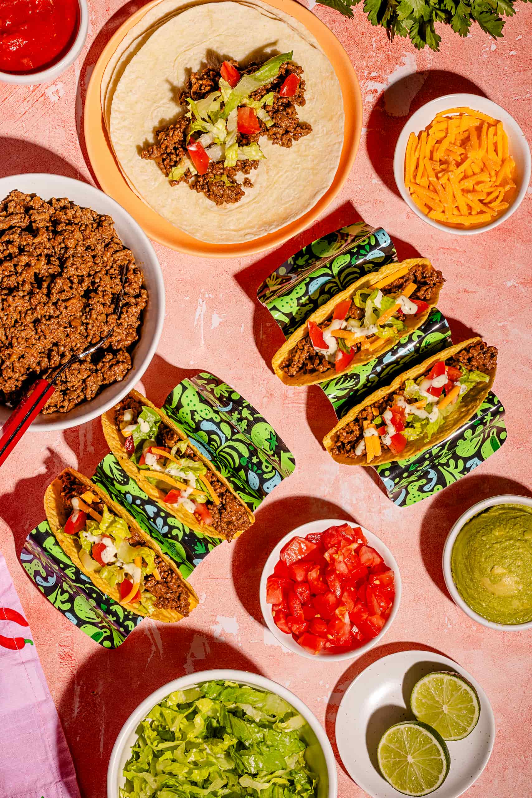 Tacos au boeuf haché garnis de cheddar, laitue, tomates, crème sure et guacamole maison