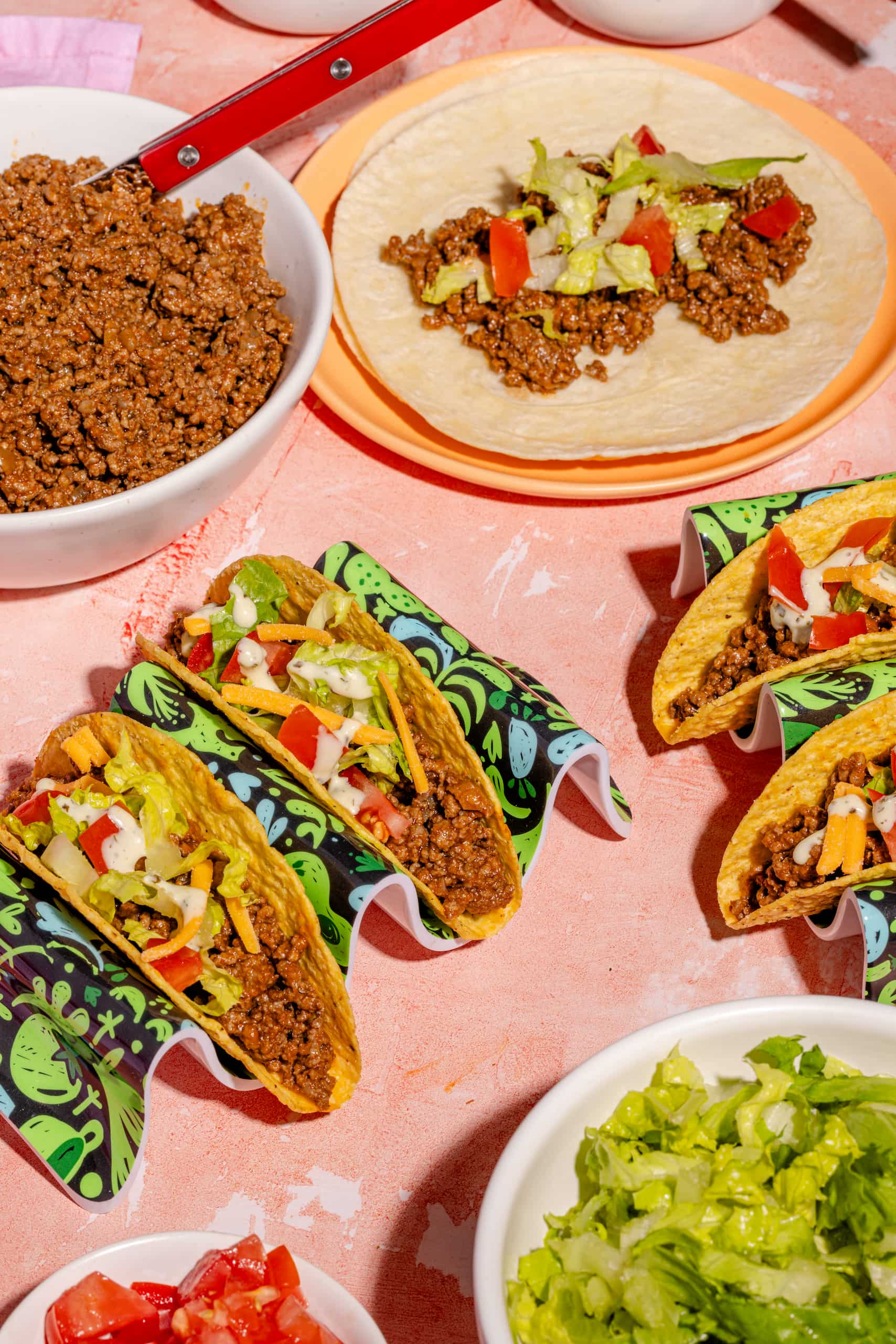 Tacos au boeuf haché garnis de cheddar, laitue, tomates, crème sure et guacamole maison