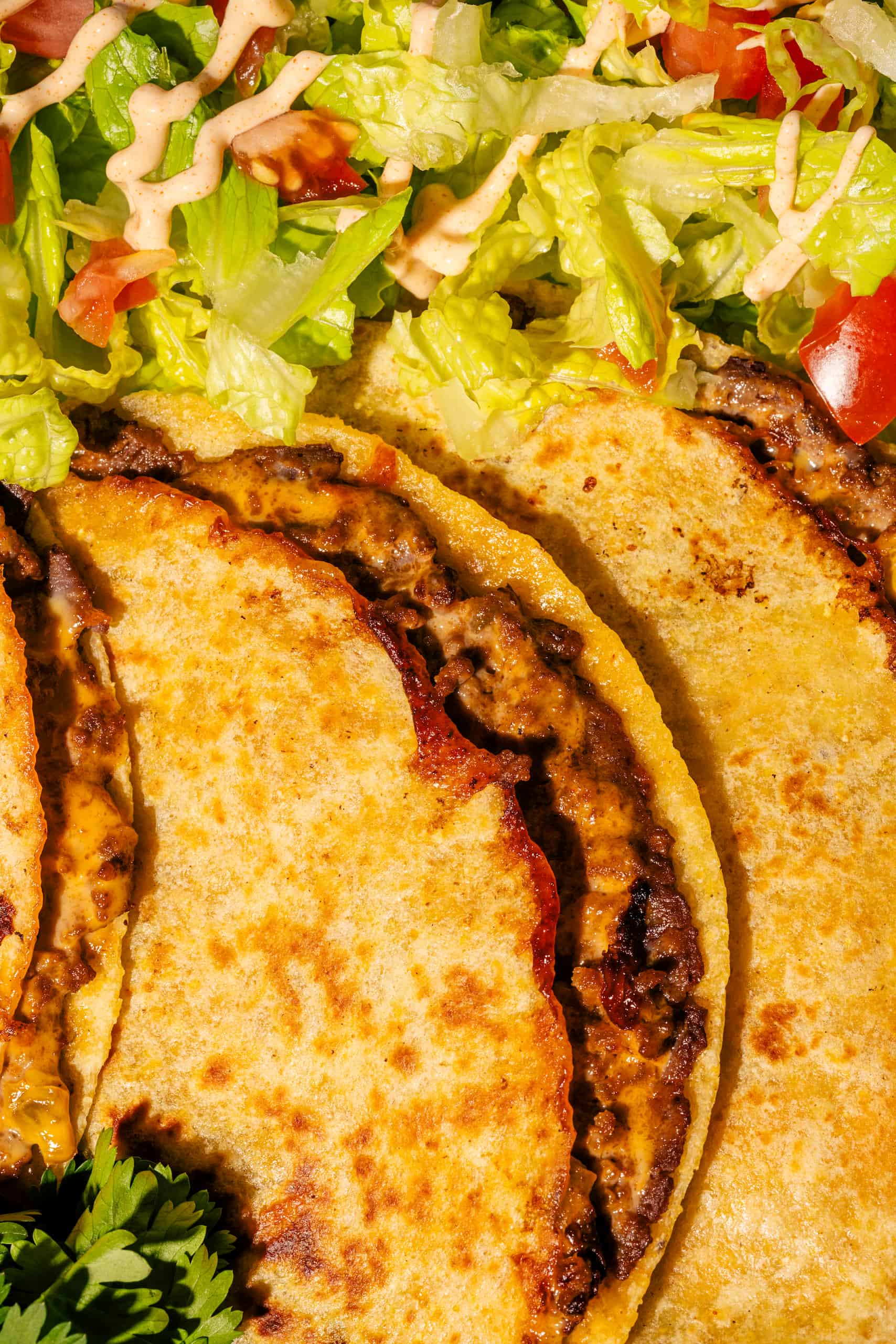 Tacos dorés à la poêle garnis de boeuf épicé, haricots noirs et fromage