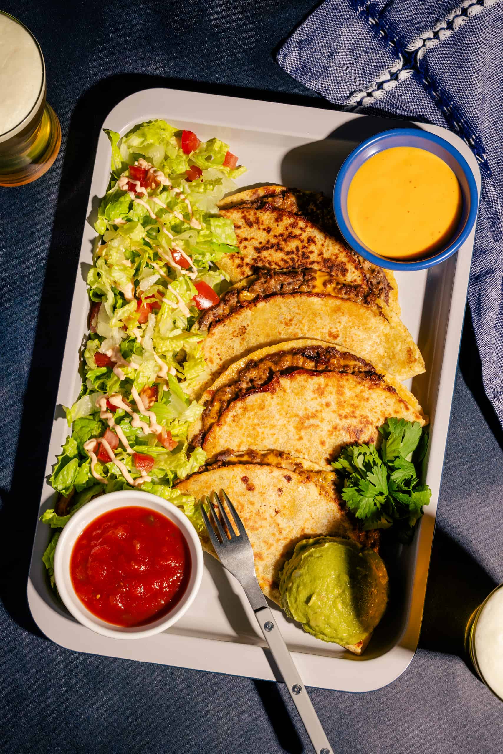 Tacos dorés à la poêle garnis de boeuf épicé, haricots noirs et fromage