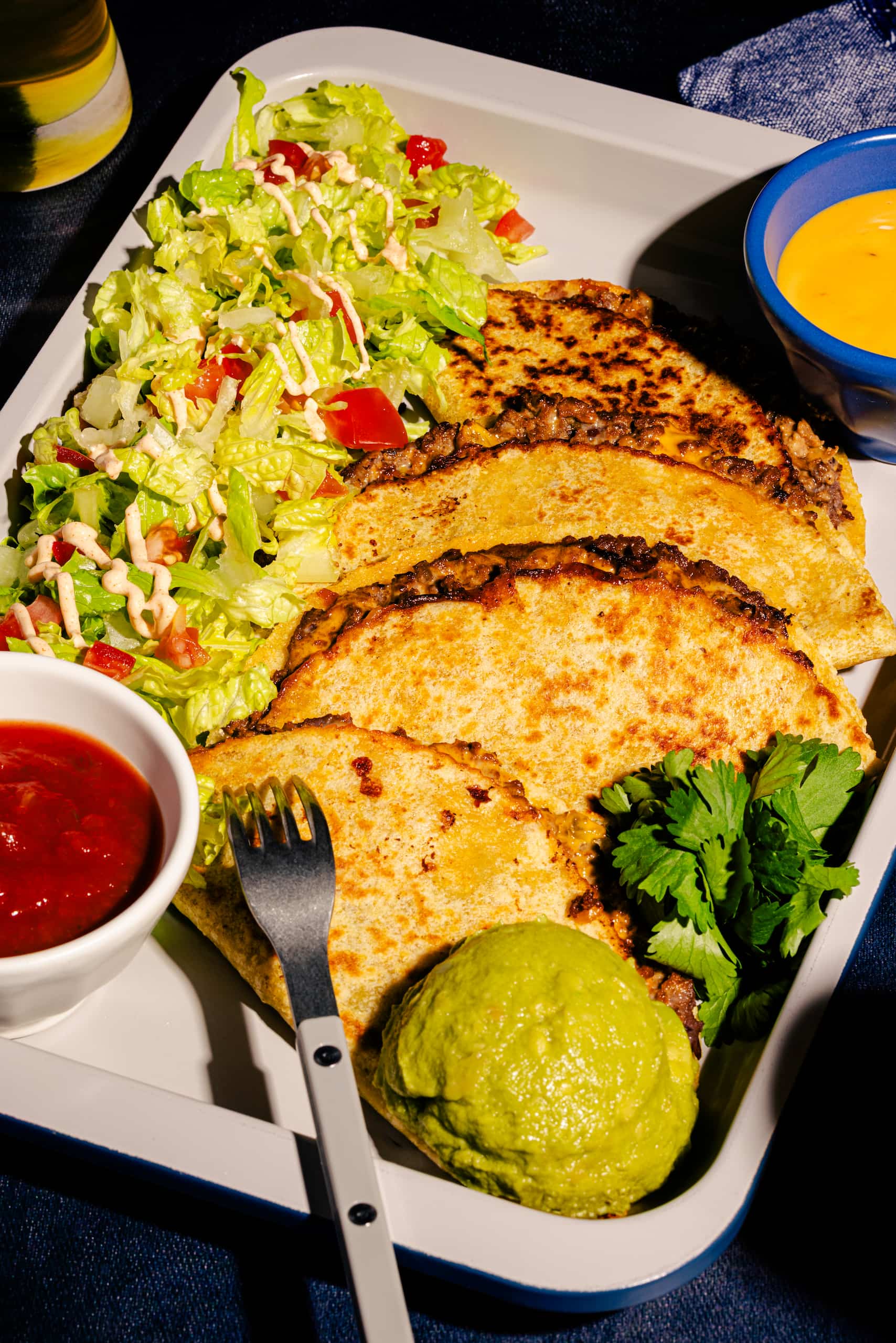 Tacos dorés à la poêle garnis de boeuf épicé, haricots noirs et fromage