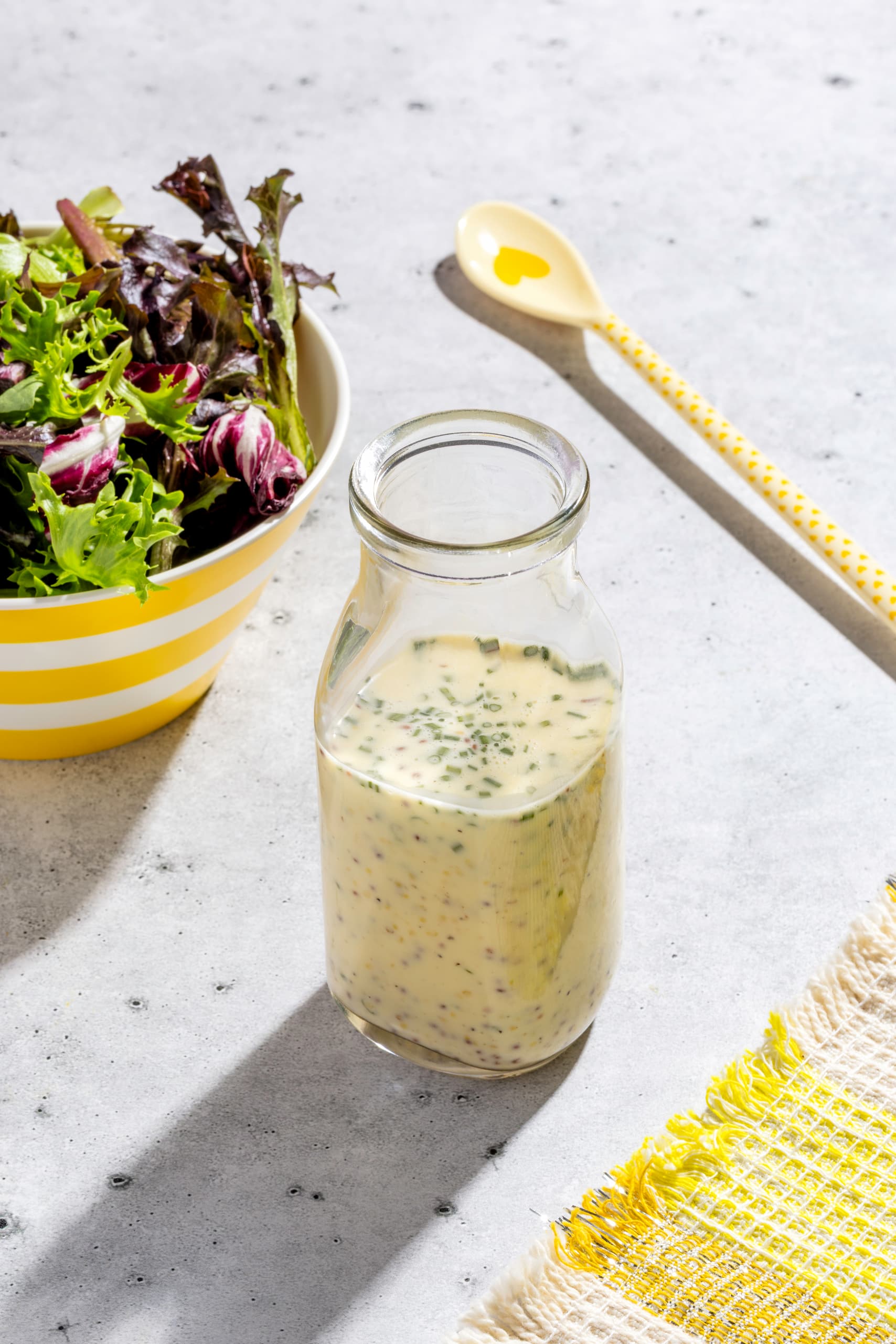 Pot de vinaigrette à l'érable et moutarde à l'ancienne dorée crémeuse