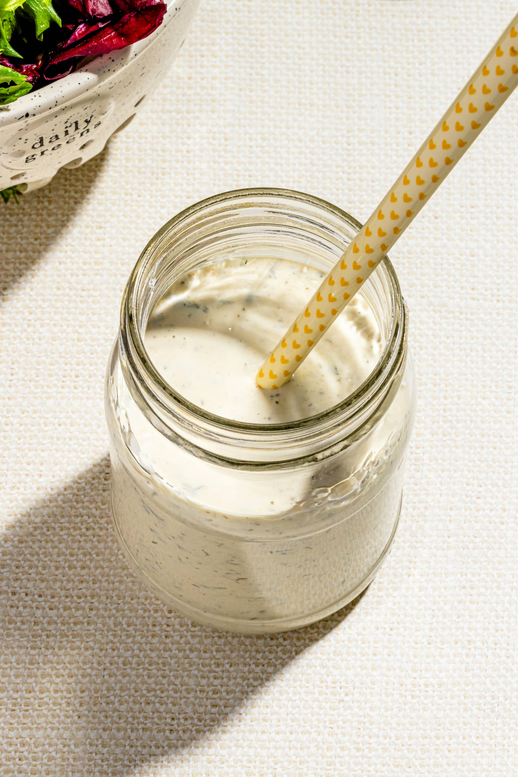 Vinaigrette ranch maison crémeuse aux herbes fraîches dans un pot