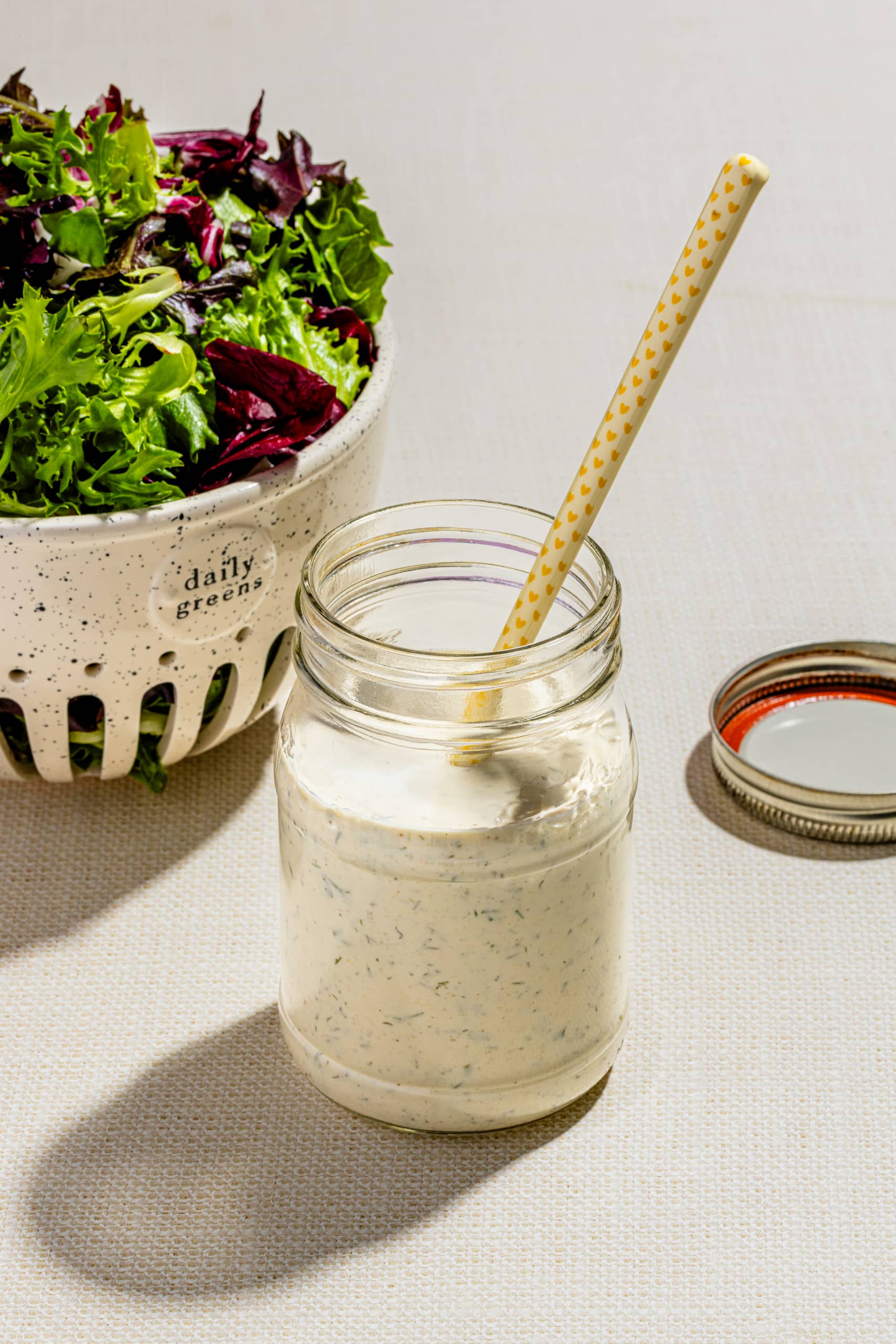 Vinaigrette ranch maison crémeuse aux herbes fraîches dans un pot