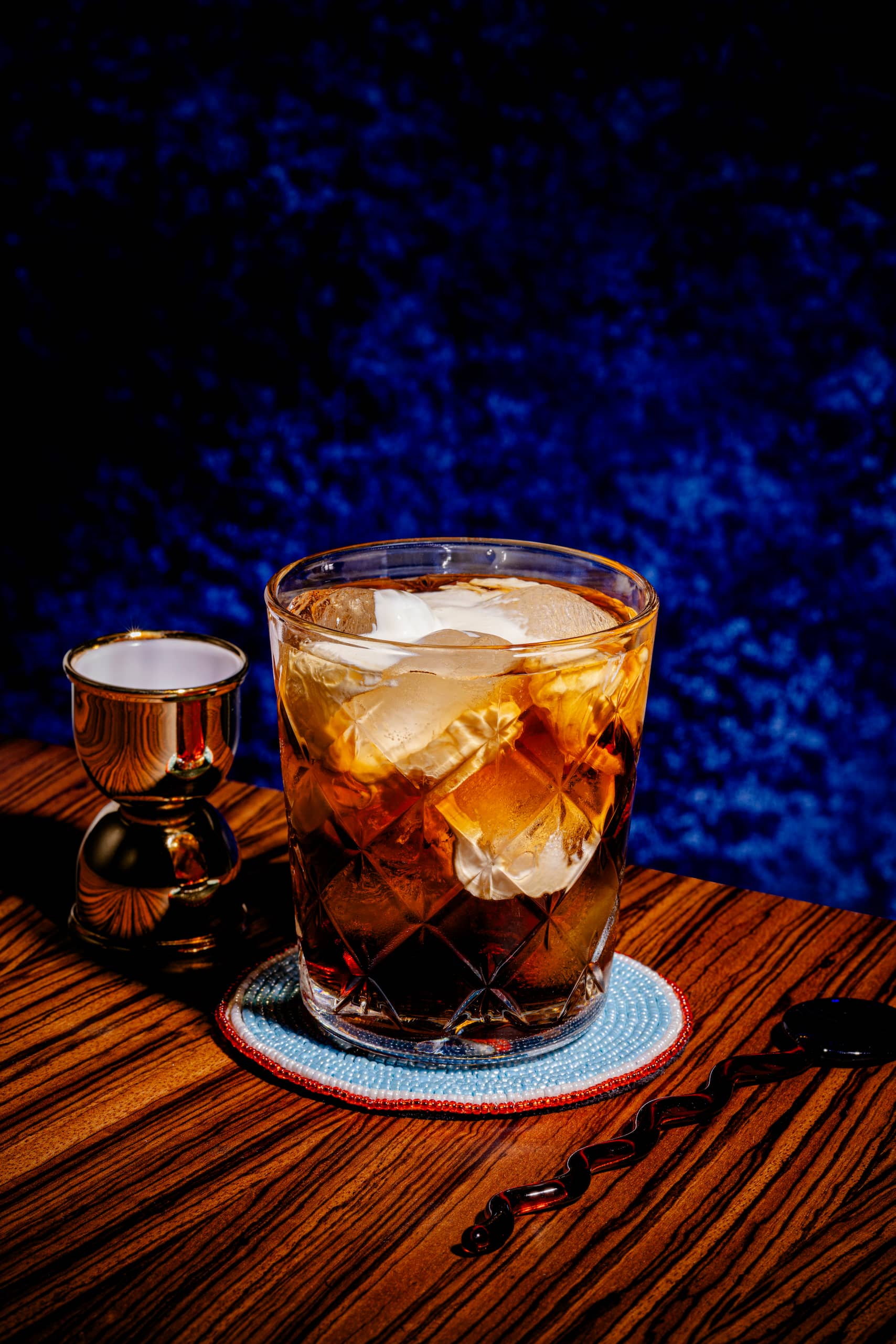 White Russian maison crémeux avec vodka, Kahlúa et crème versée sur glaçons