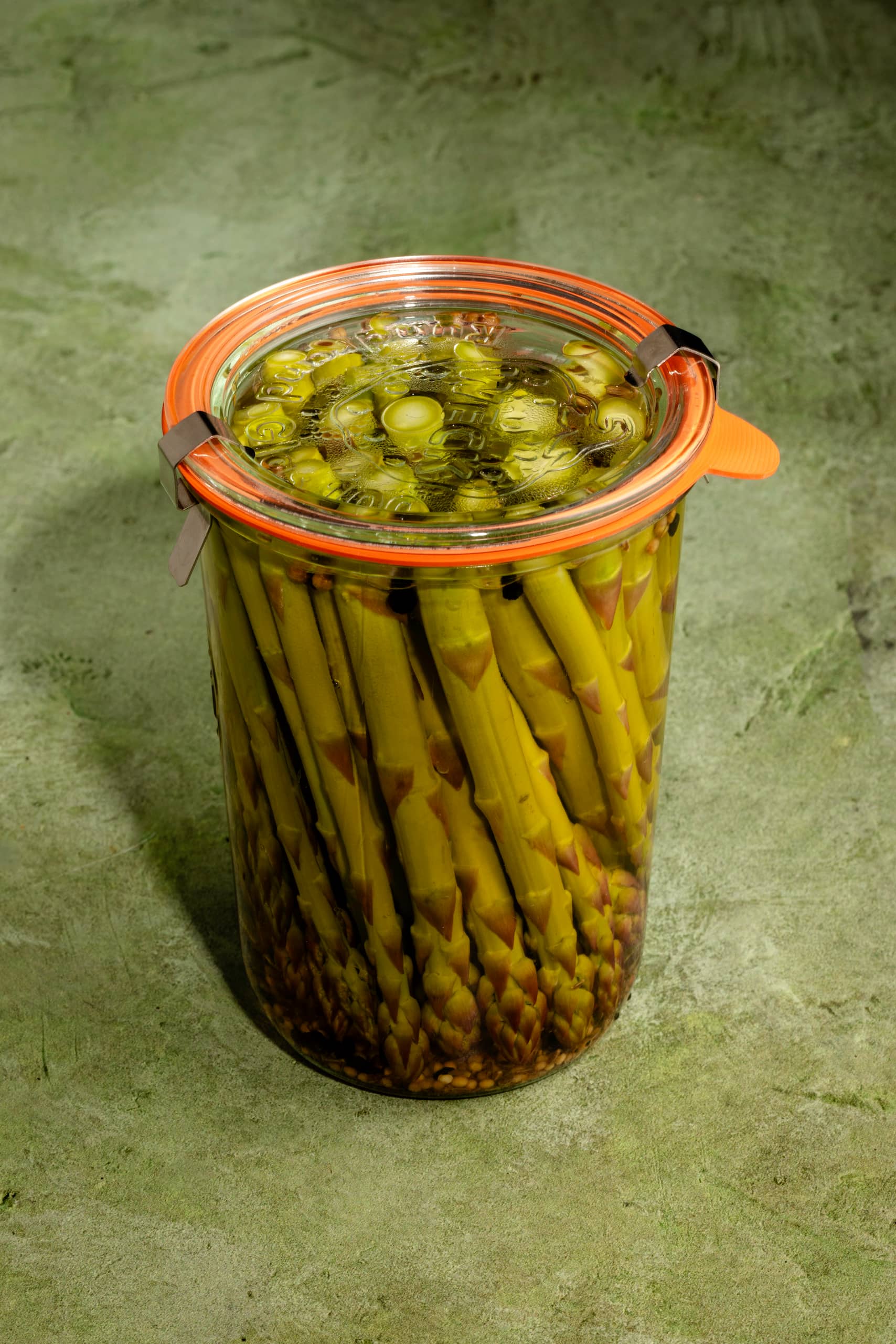 Asperges marinées maison dans des pots en verre, prêtes pour l'apéro
