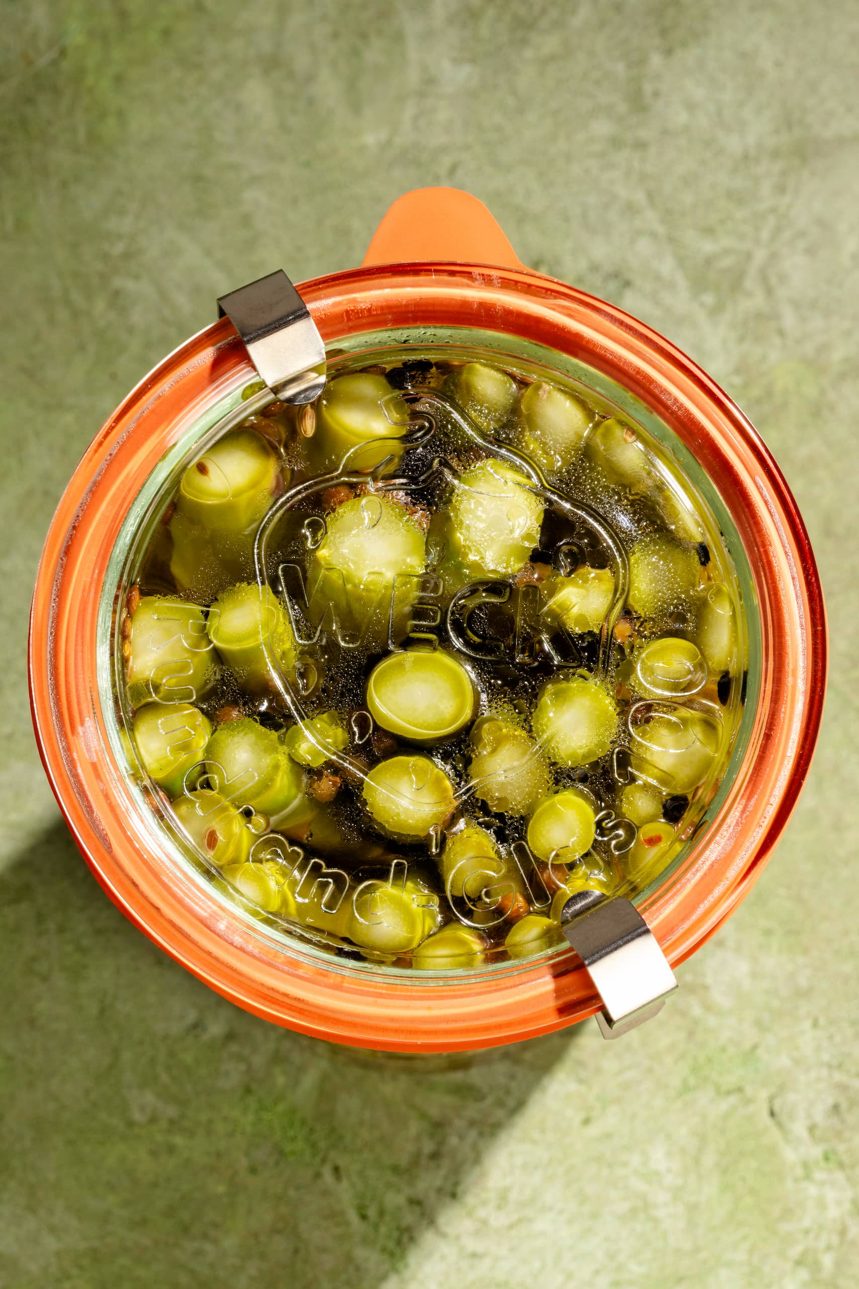 Asperges marinées maison dans des pots en verre, prêtes pour l'apéro