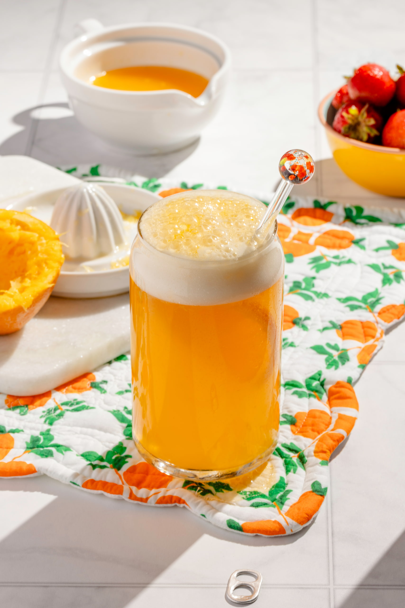 Beermosa, un mimosa à la bière, servi avec une tranche d'orange fraîche