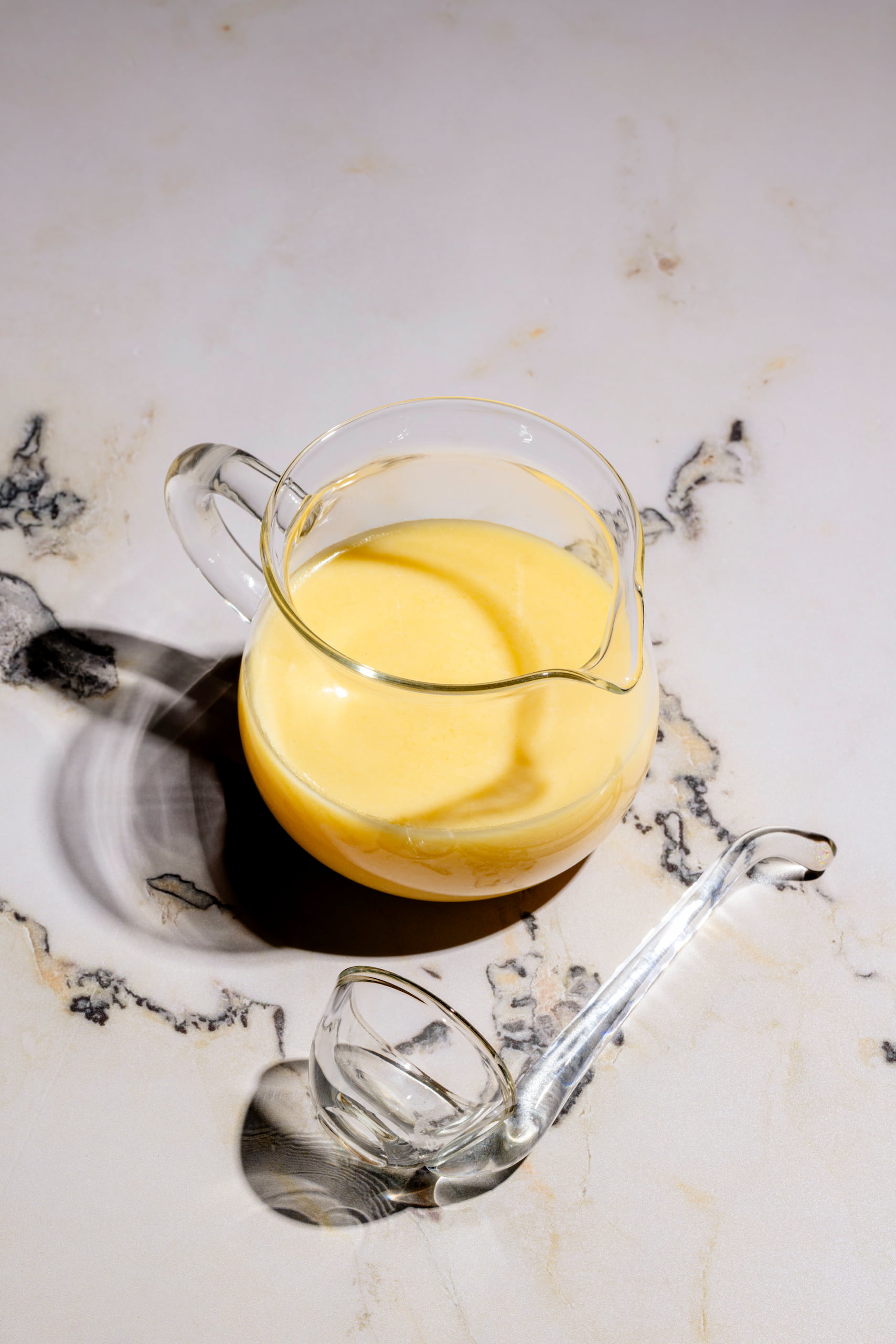 Beurre blanc au citron onctueux servi dans une tasse de service