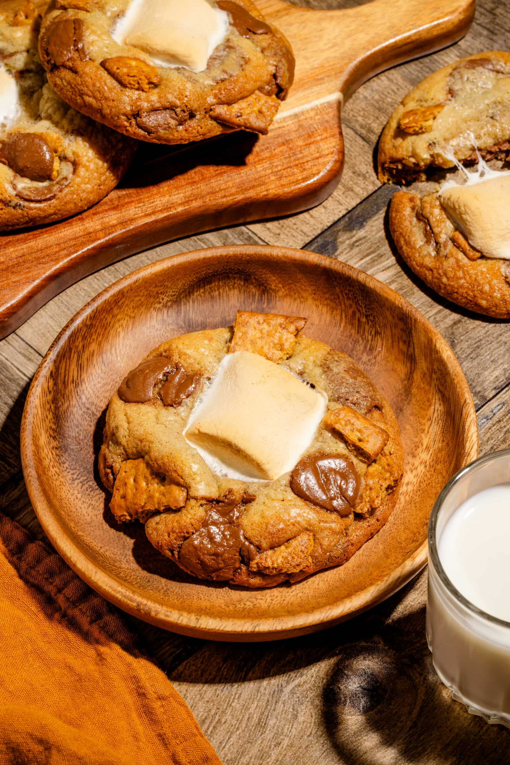 Biscuits moelleux s'mores garnis de guimauve dorée et de chocolat fondant