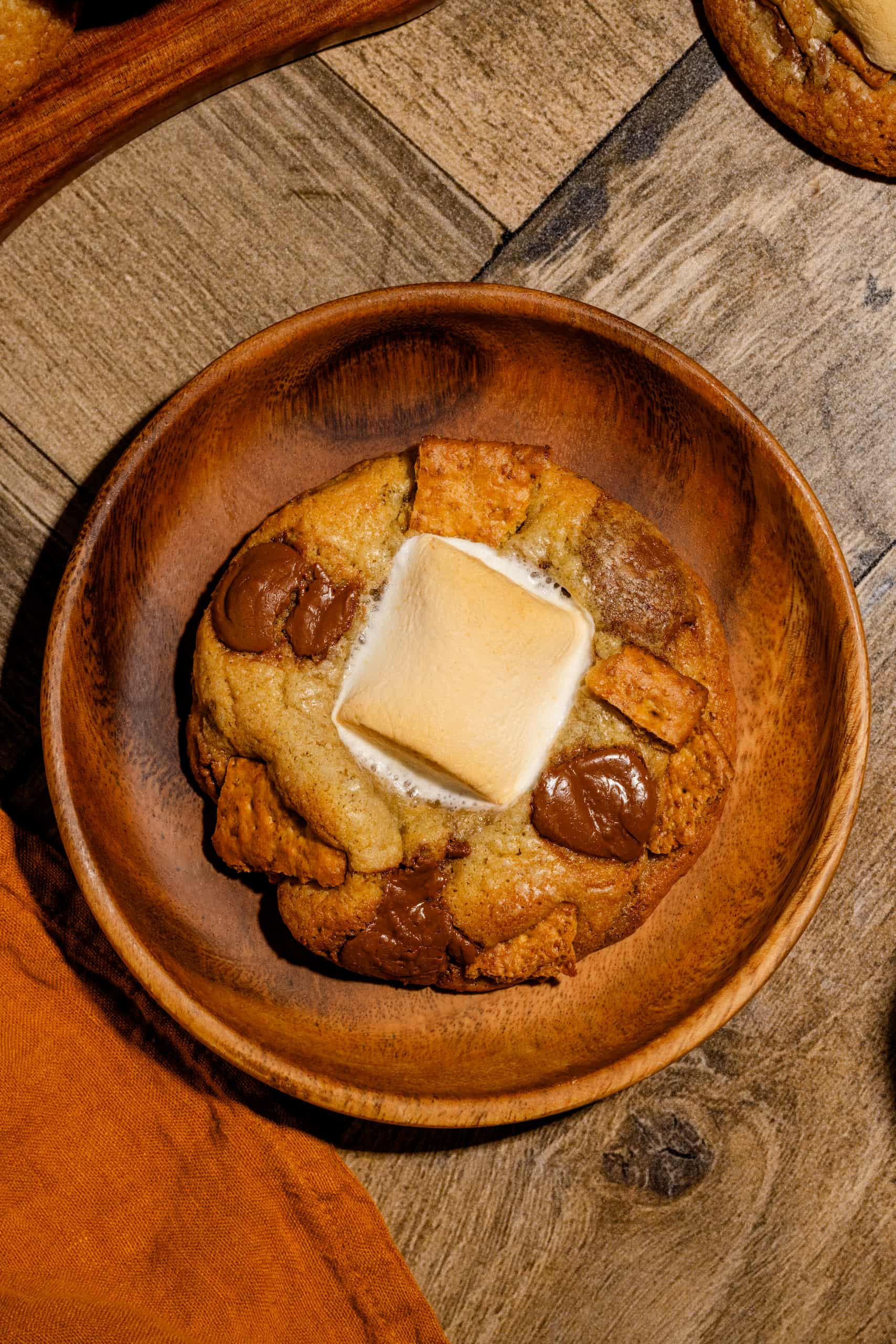 Biscuits moelleux s'mores garnis de guimauve dorée et de chocolat fondant