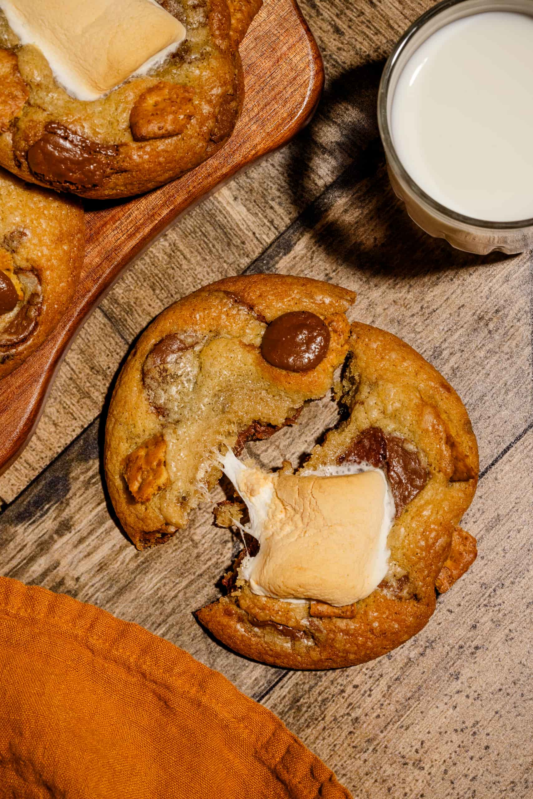 Biscuits moelleux s'mores garnis de guimauve dorée et de chocolat fondant