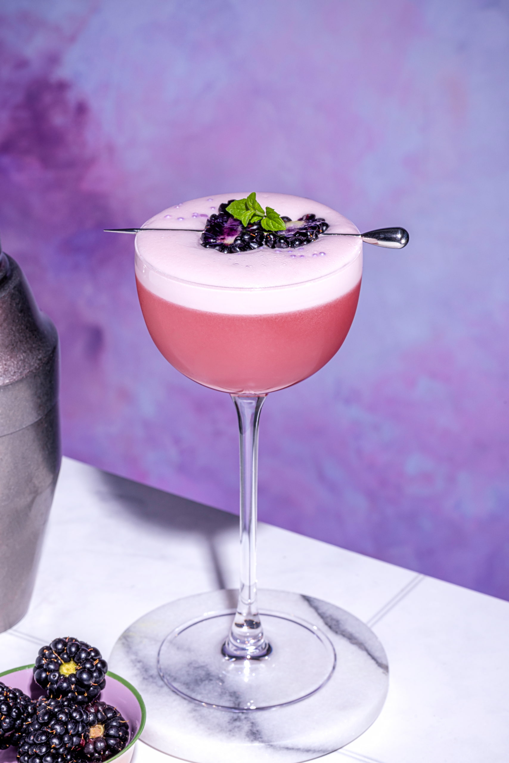 Sour à la mûre au gin avec mousse onctueuse et mûres fraîches